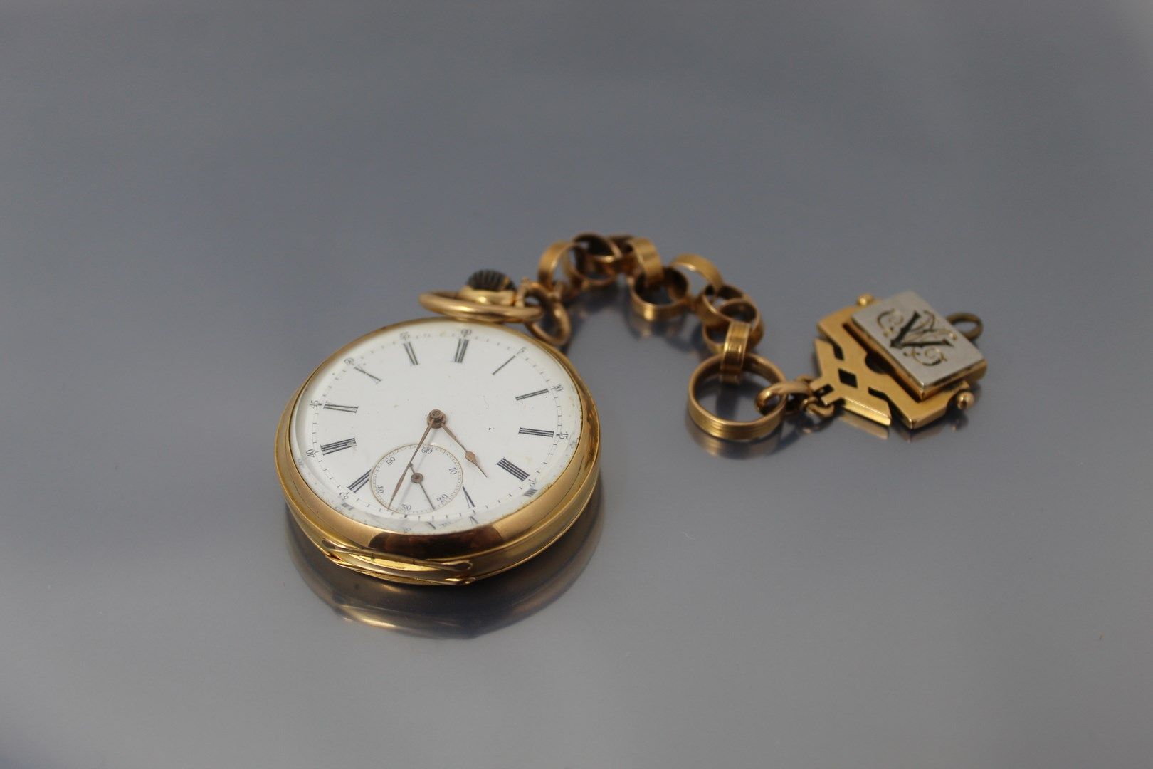 Null 18k(750)黄金古塞特手表，凹槽刻有MV，罗马数字的时标，阿拉伯数字的分钟，铁路轨道，6点钟位置的秒针，署名Henri Verrière，巴黎Mo&hellip;