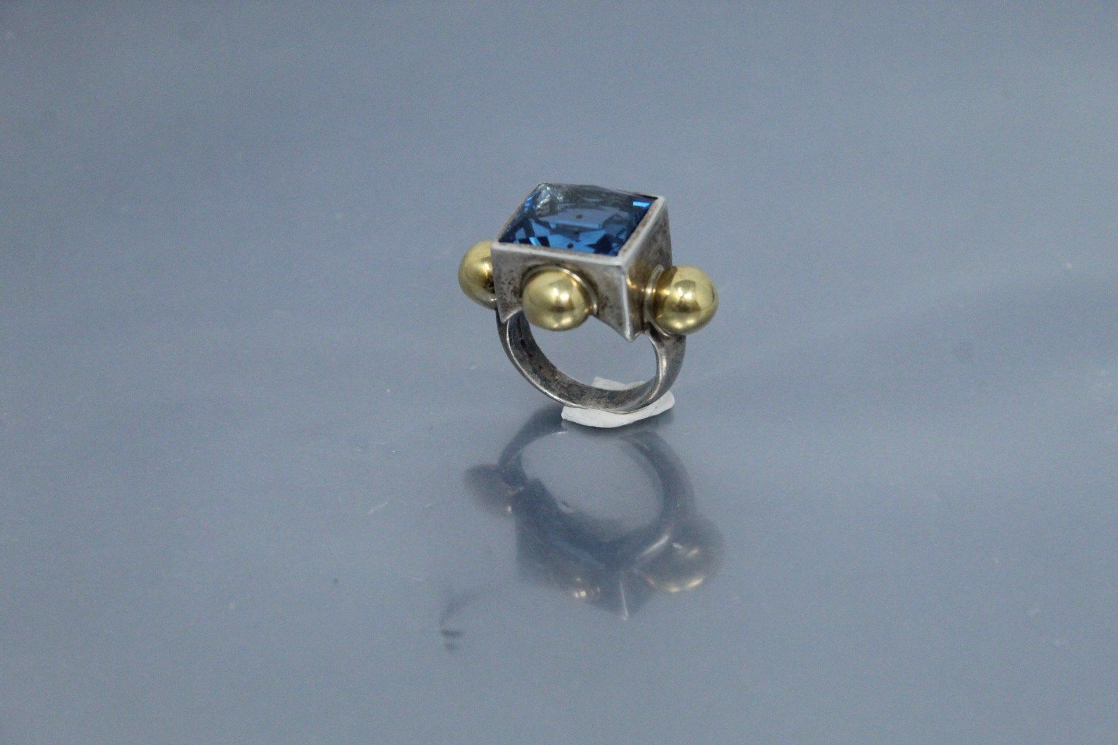 Null Silver and 18k (750) yellow gold ring with a rectangular blue synthetic spi&hellip;
