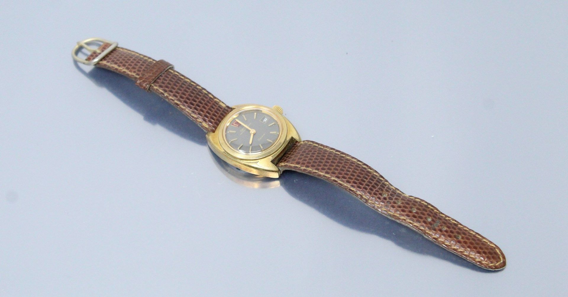Null OMEGA

Montre bracelet de dame, cadran rond, indexbâtons dorés, guichet dat&hellip;