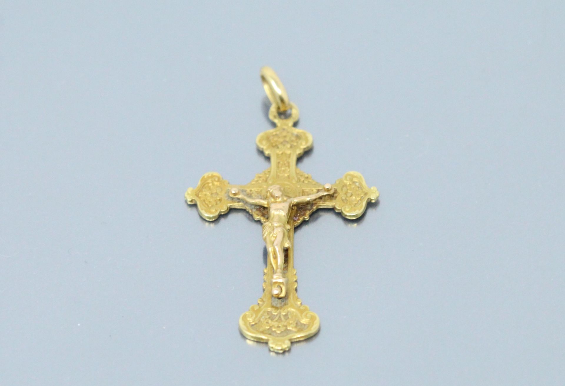 Null Croix pendentif en or jaune 18k (750).

Haut. : 3.60 cm - Poids : 3 g.