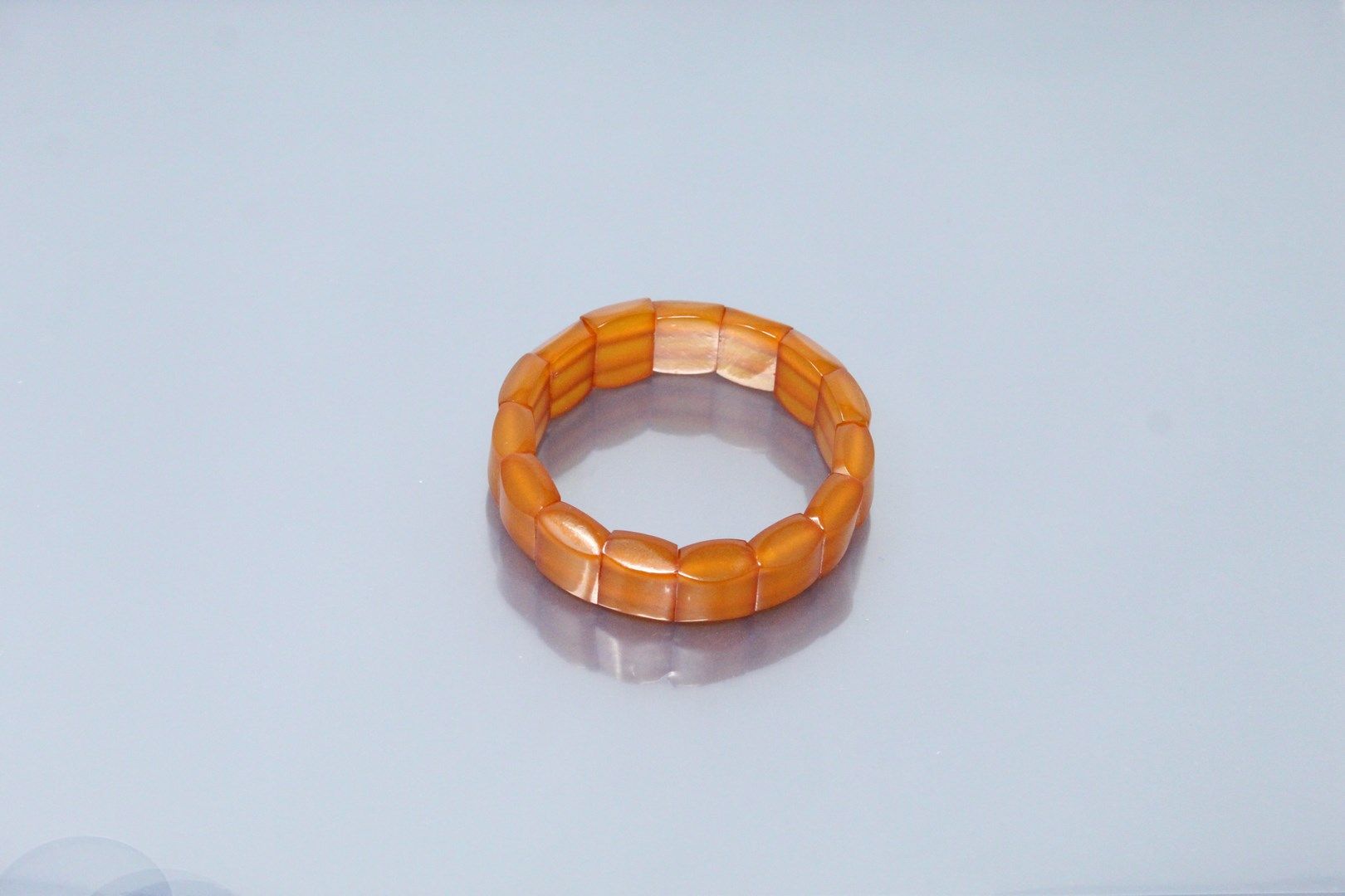 Null Bracelet élastique formé de morceaux d'ambre percés. 

Poids brut : 15.34 g&hellip;
