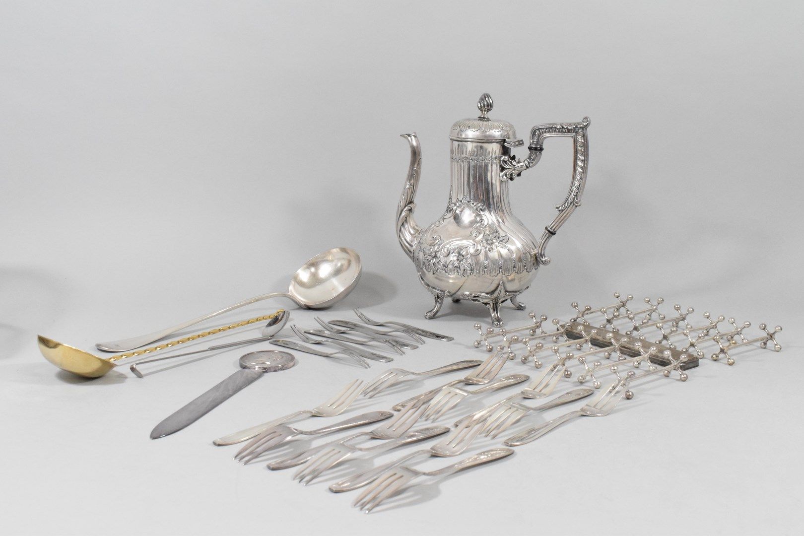 Null 
一批镀银金属组成的:




- 花卉图案的茶壶（扭曲的盖子




- 一把克里斯托弗-拿破仑一世的切纸器 




- 12个刀架 




-&hellip;