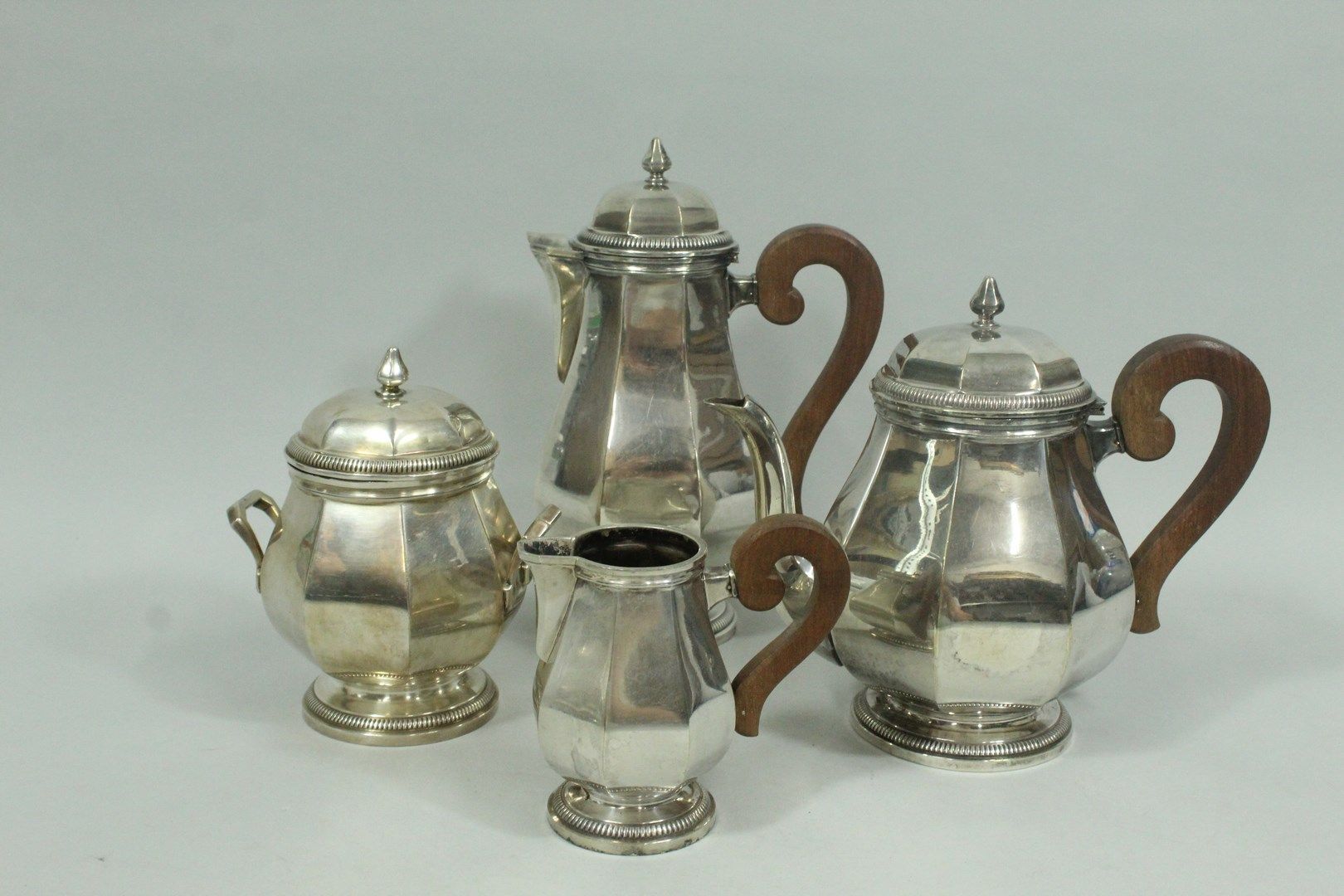 Null 格鲁海尔

镀银金属的茶/咖啡服务，主体有切边，底座和盖子的边缘有锯齿，木柄，它由一个咖啡壶，一个茶壶，一个牛奶壶和一个糖碗组成。Goldsmith的&hellip;