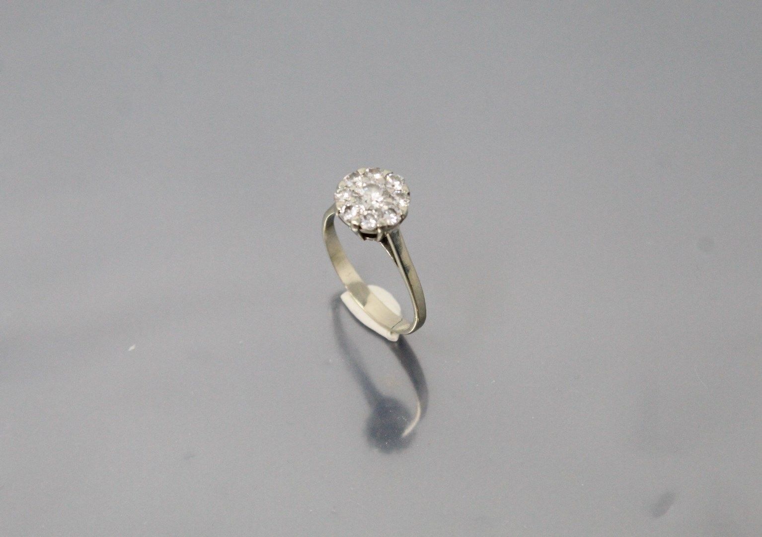 Null Anello fiore in oro bianco 18k (750) con diamanti. 

Peso del diamante cent&hellip;