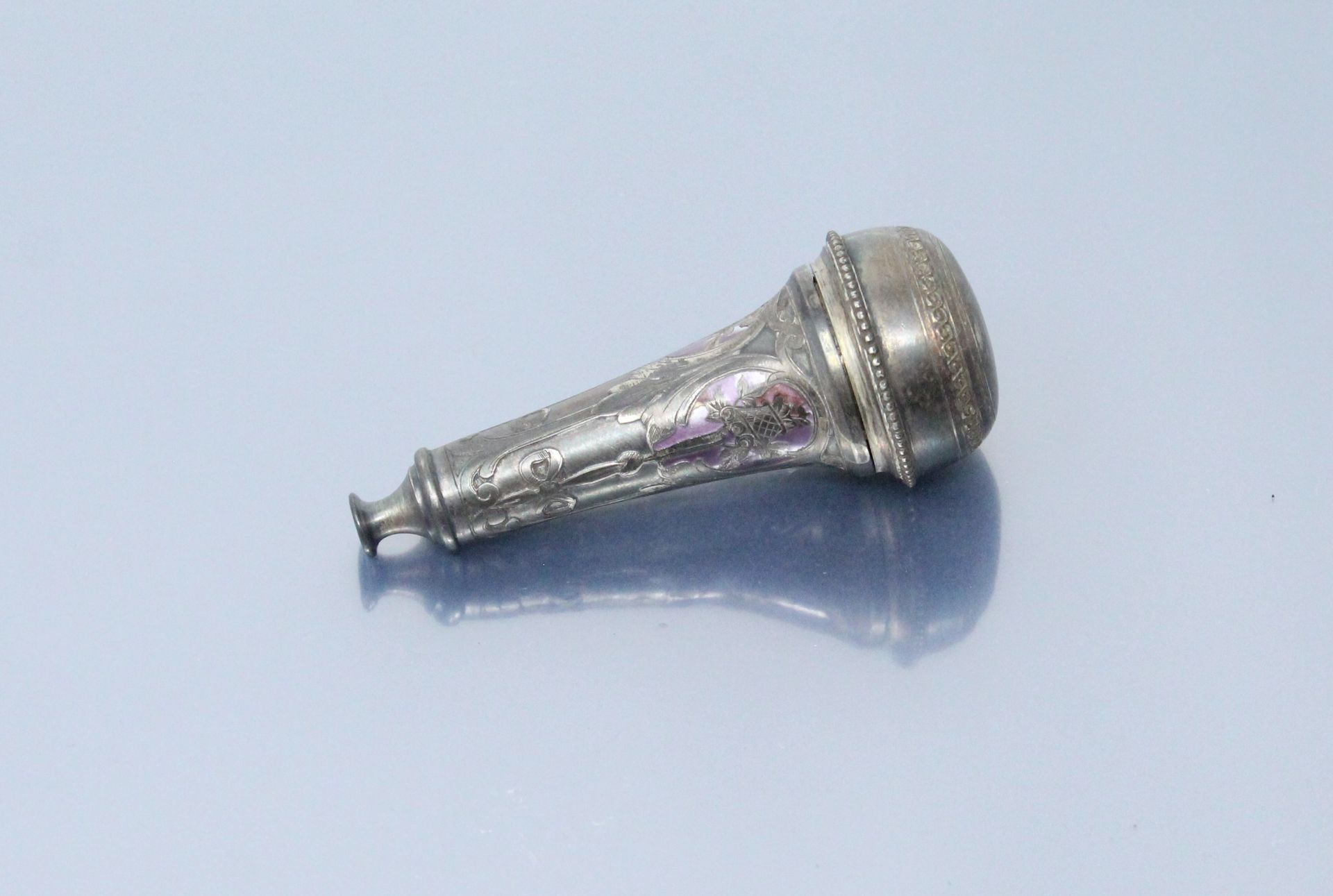 Null Una pera d'argento (Minerva) con cordone decorata con foglie d'acanto e nas&hellip;