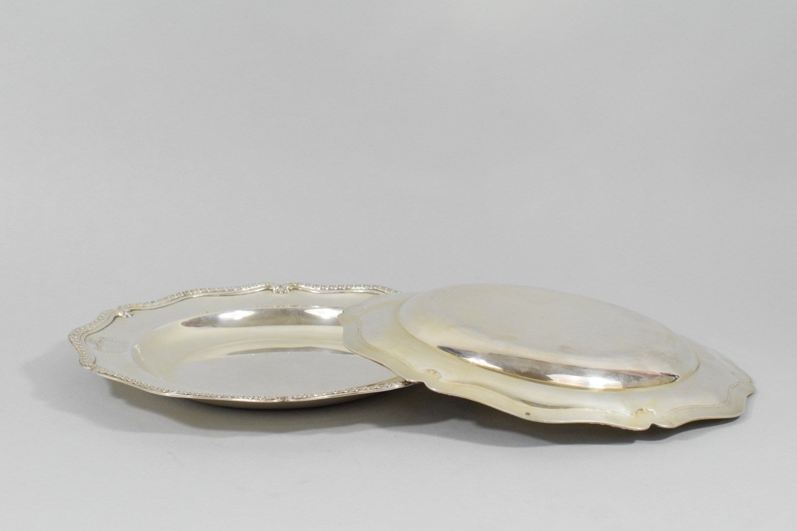 Null Un par de platos de plata con friso geométrico.

Orfebrería : A. Aucoc. 

D&hellip;