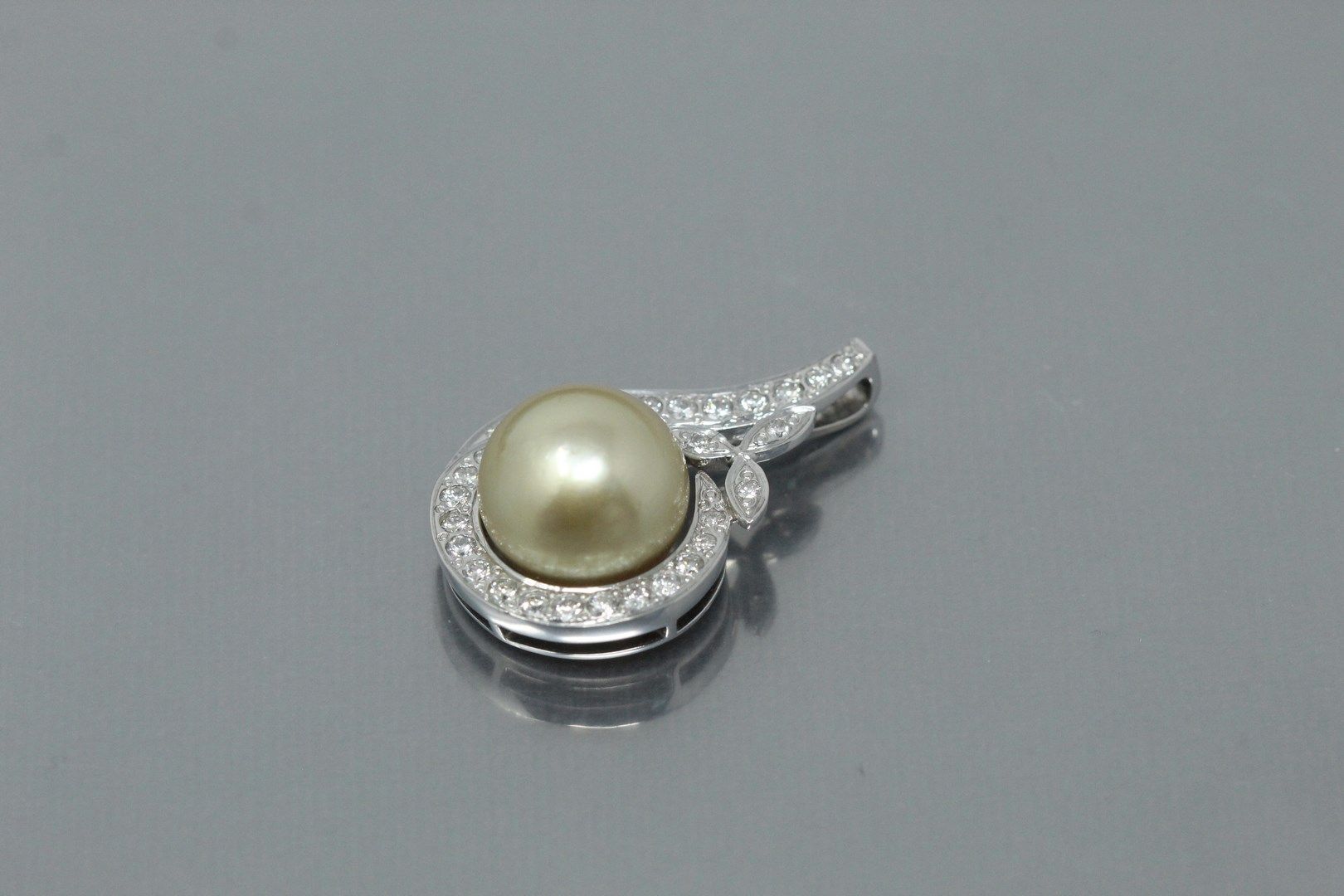 Null Pendentif feuillagé en or gris 18k (750) orné d'une importante perle de cul&hellip;