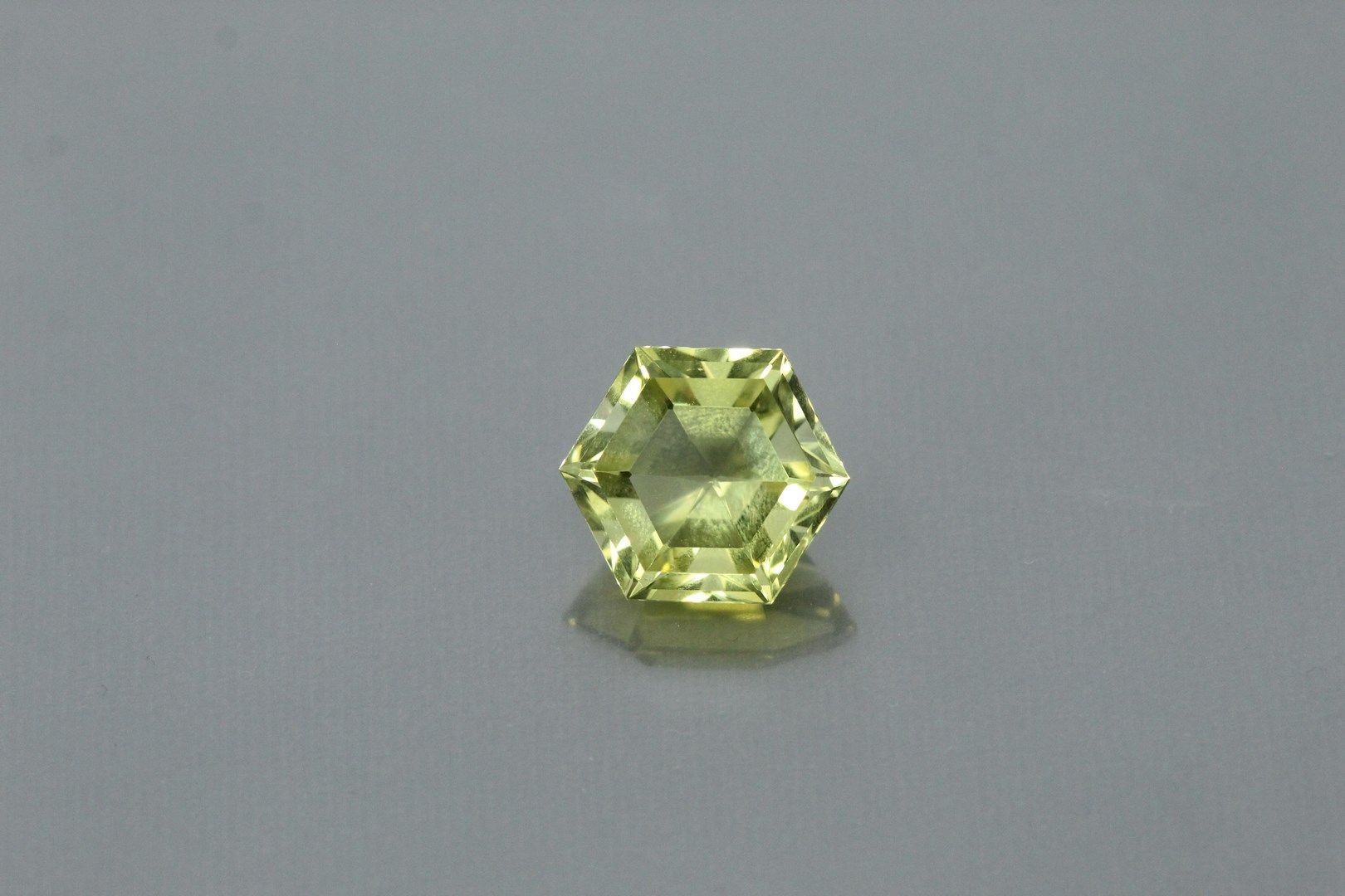 Null 八角形的黄水晶在纸上。

重量：约16.30克拉。