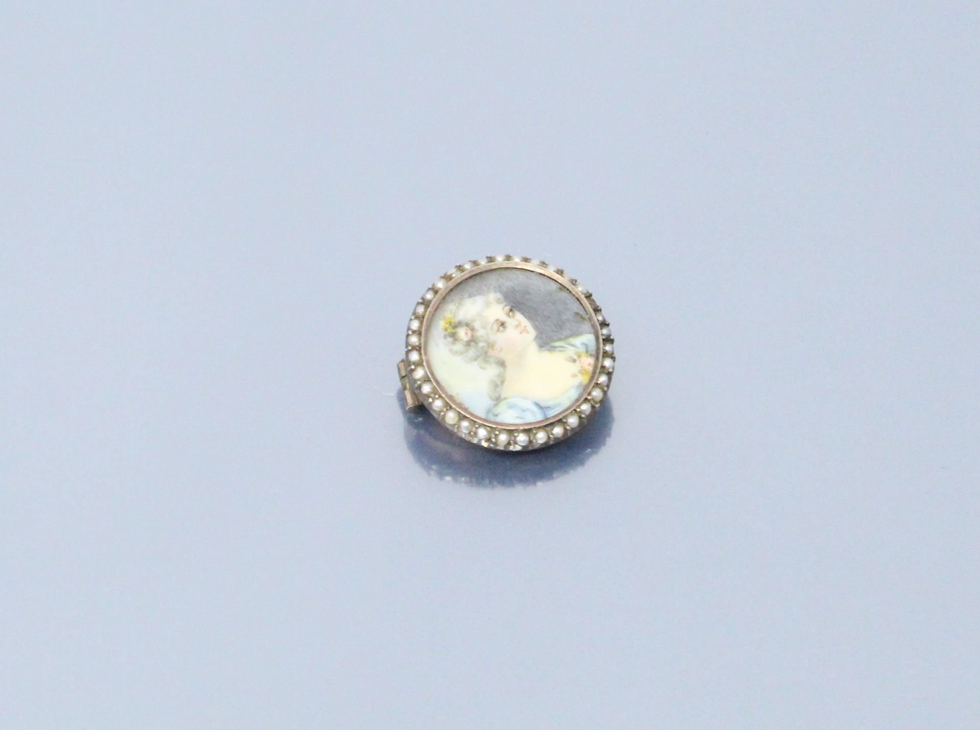 Null 一枚圆形的vermeil（野猪）胸针，中心有一个绘有优质女士的微型画，周围有巴洛克式的珍珠。钢针。

直径：2.10厘米 - 毛重：4.10克。