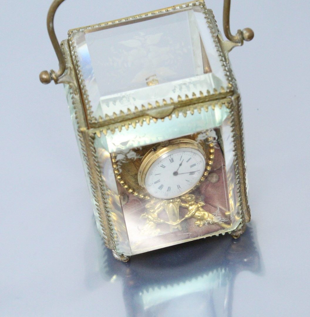 Null 18K（750）黄金领表及其玻璃表架，白色珐琅表盘，罗马数字小时和阿拉伯数字秒。碗上有花和叶子的装饰，以及徽章中的一字形图案。

直径：29毫米。- &hellip;