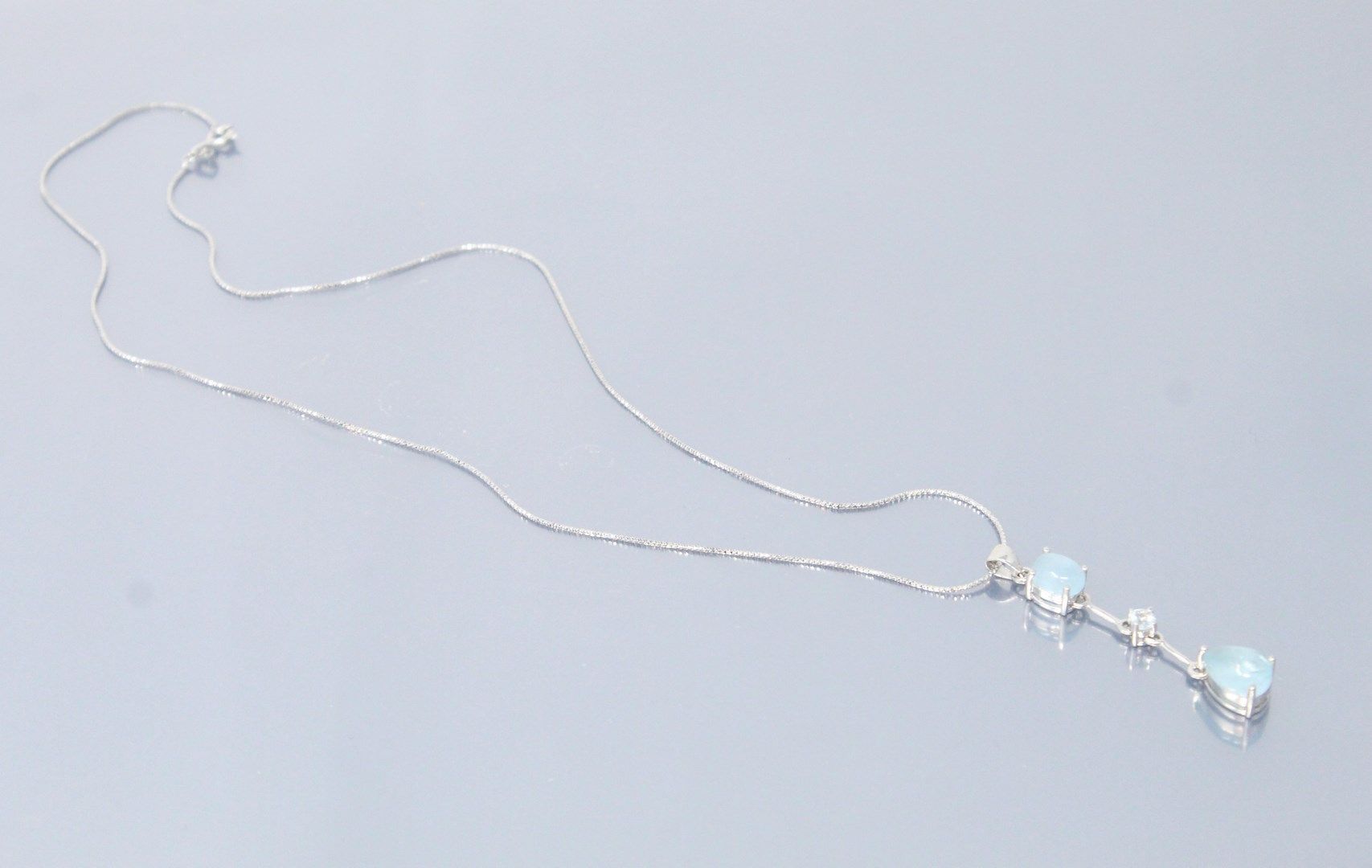 Null 银链和它的银吊坠装饰着三只海鹰，两个凸圆形和一个圆形。

项链尺寸：44厘米。- 毛重：5.00克。