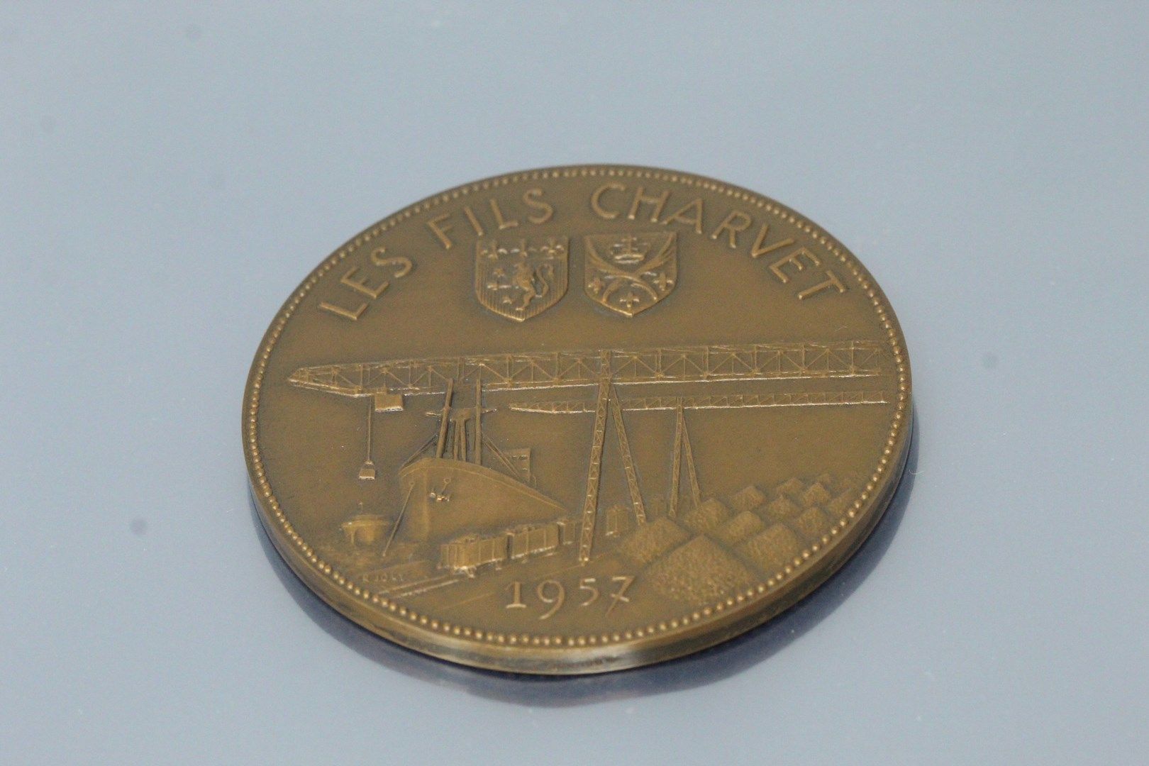 Null 铜质圆桌奖章。

正面：CHARVET & Cie，一个矿山和一列火车/1832。

反面：LES FILS CHARVET 1957，一艘货船在码头&hellip;