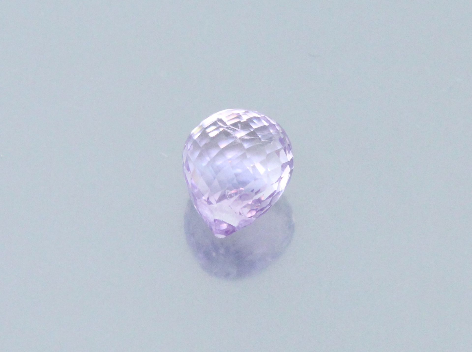 Null Amethyst briolette on paper. Pierced. 

Weight : 12.40 cts.