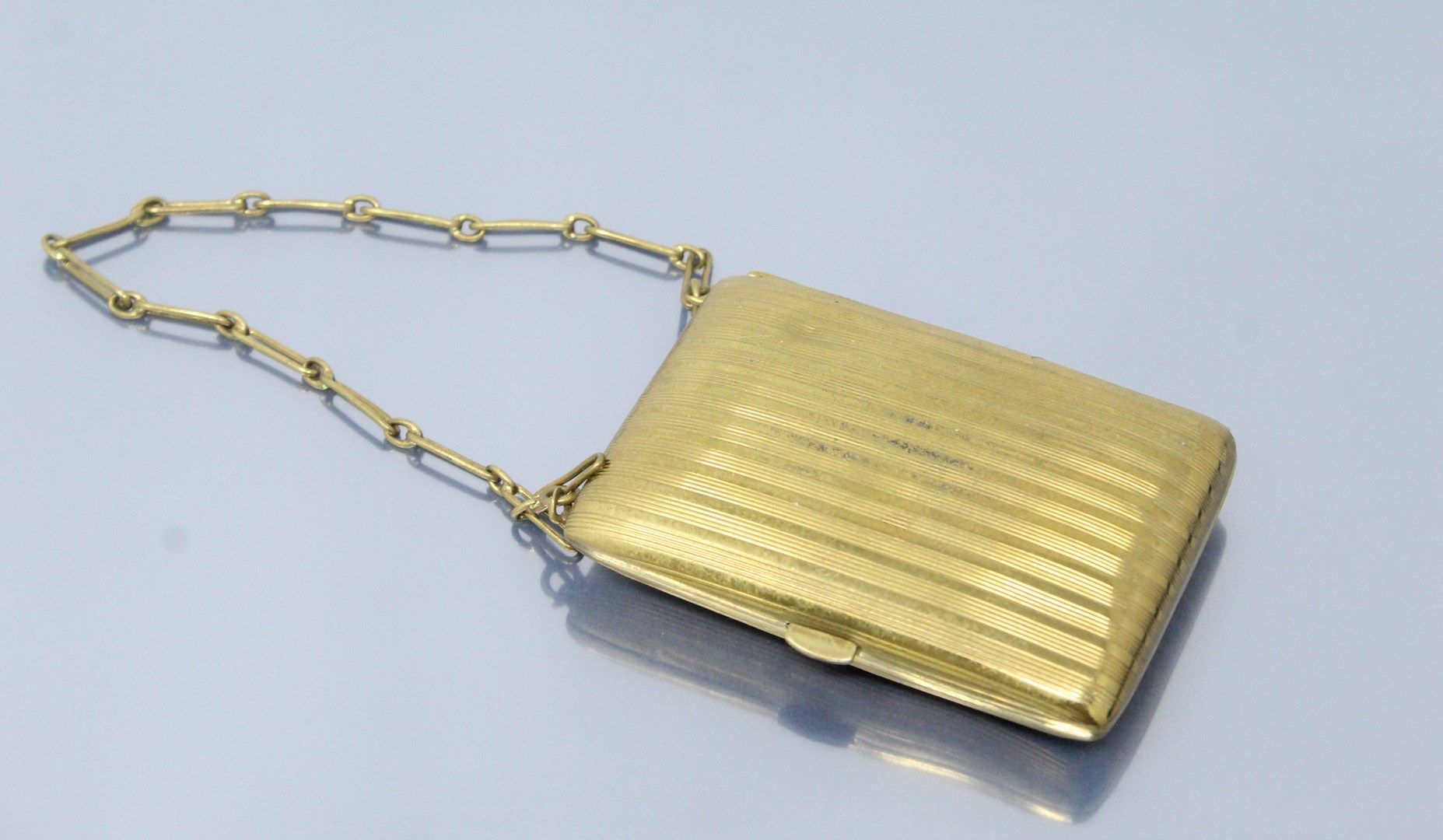 Null 鎏金的金属小包，有三个隔间，两个放粉，一个放唇膏。

6x8.20厘米 - 一个小的凹痕。