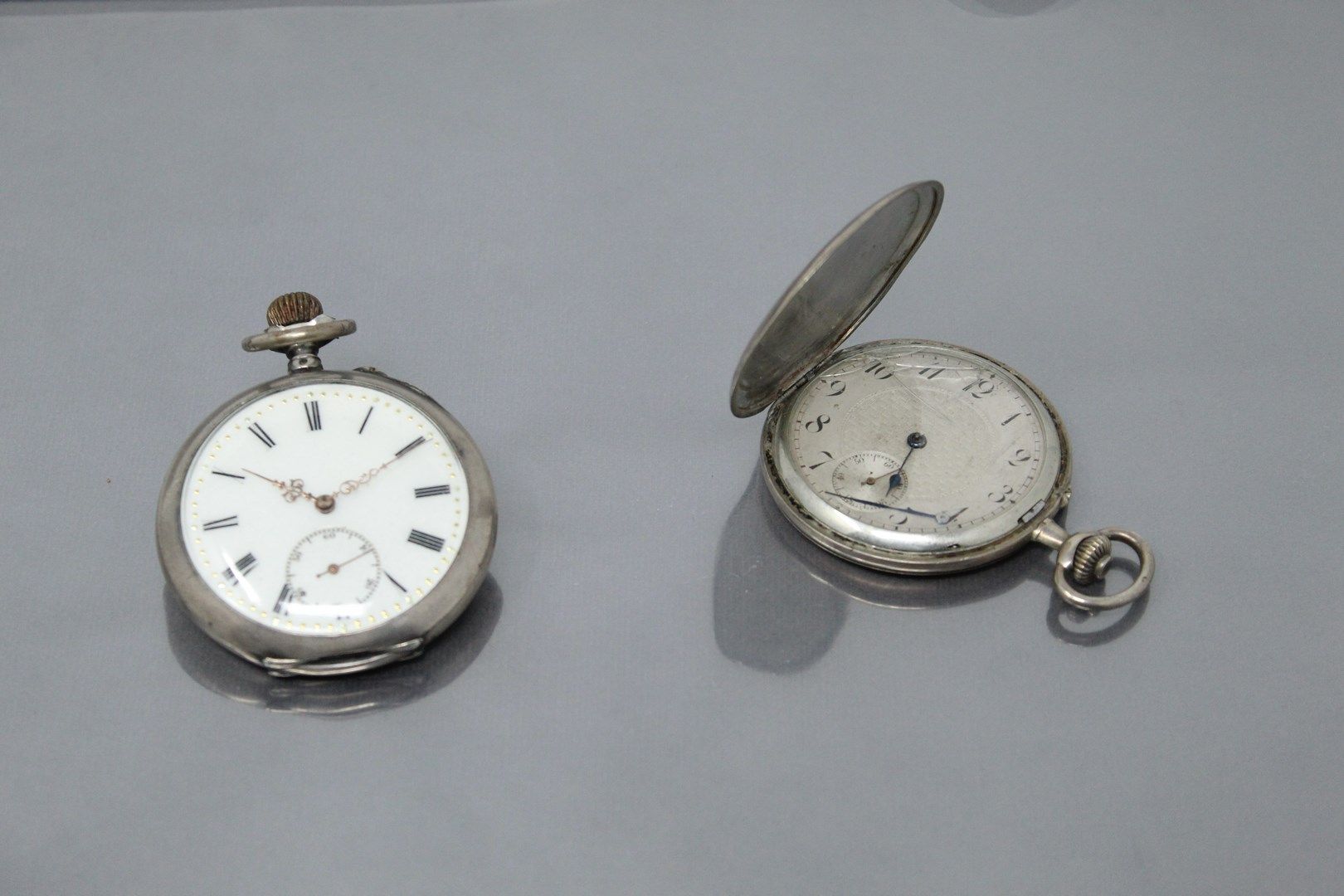 Null Conjunto de dos relojes de plata, uno de ellos gousset y el otro savonette.&hellip;