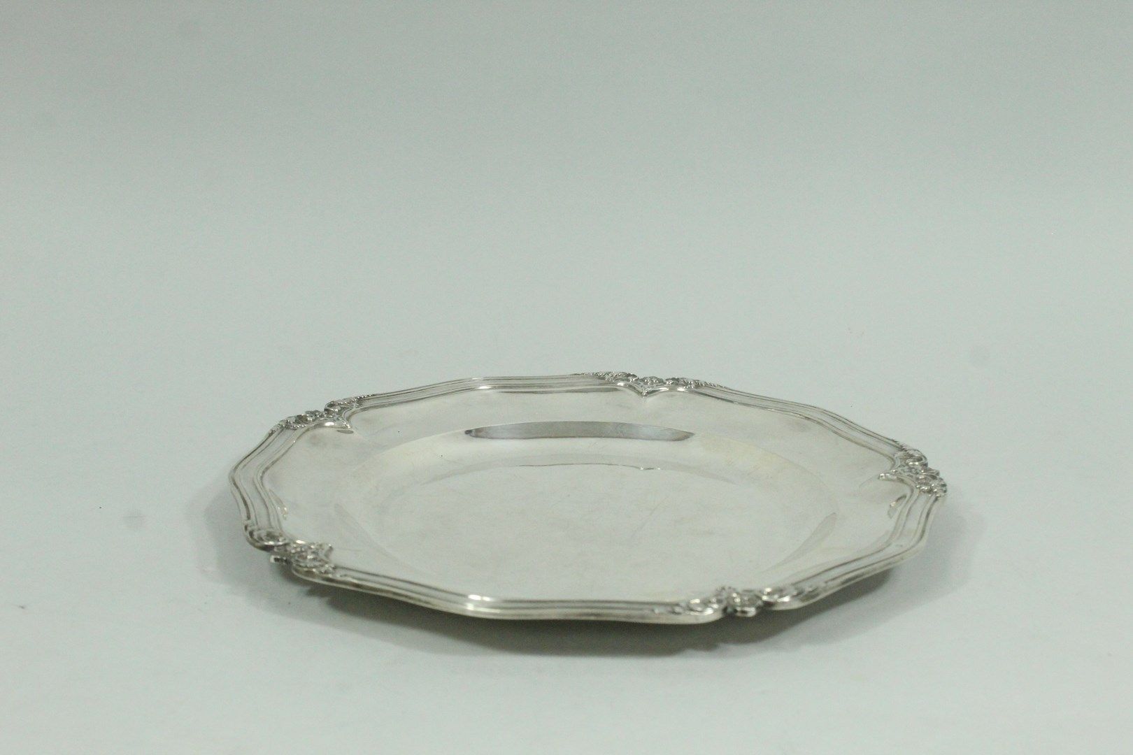 Null 一个银制（925）盘子，边缘有模子，标有贝壳，周围有刺桐叶。

Minerve的标志。

重量：730克。