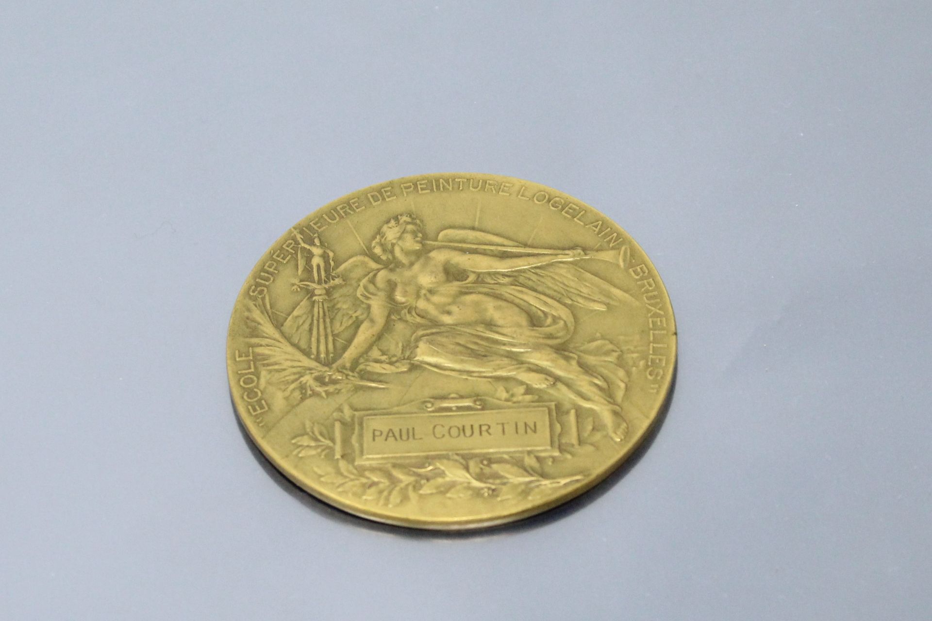 Null 鎏金铜质奖章

正面：Renommée右手拿着一枝桂冠。布鲁塞尔高等绘画学院（ECOLE SUPERIEURE DE PINURE LOGELAIN）&hellip;