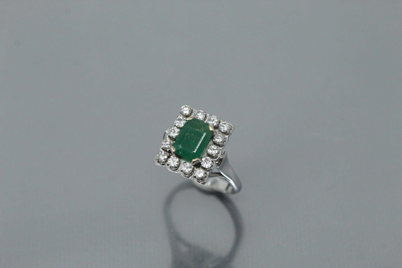 Null 18k (750)白金戒指，镶嵌着一颗长方形切割的祖母绿，采用明亮式切割。

手指大小：51 - 毛重：6.48克。