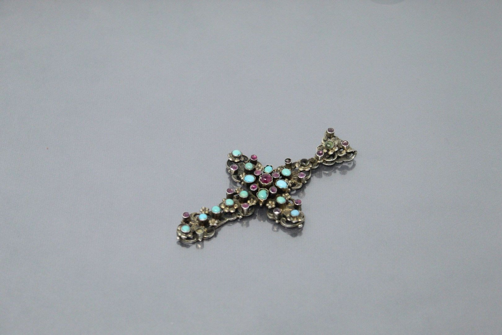 Null Important pendentif croix en argent ornée de turquoises et de rubis. 

Poid&hellip;