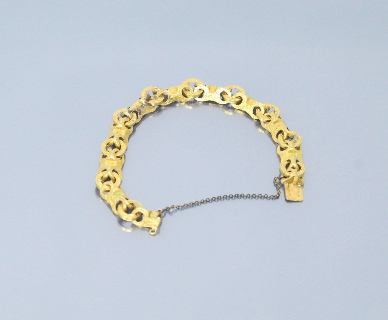 Null Bracelet en or jaune cisellé 18k (750). Chaînette de sécurité en métal. 

P&hellip;
