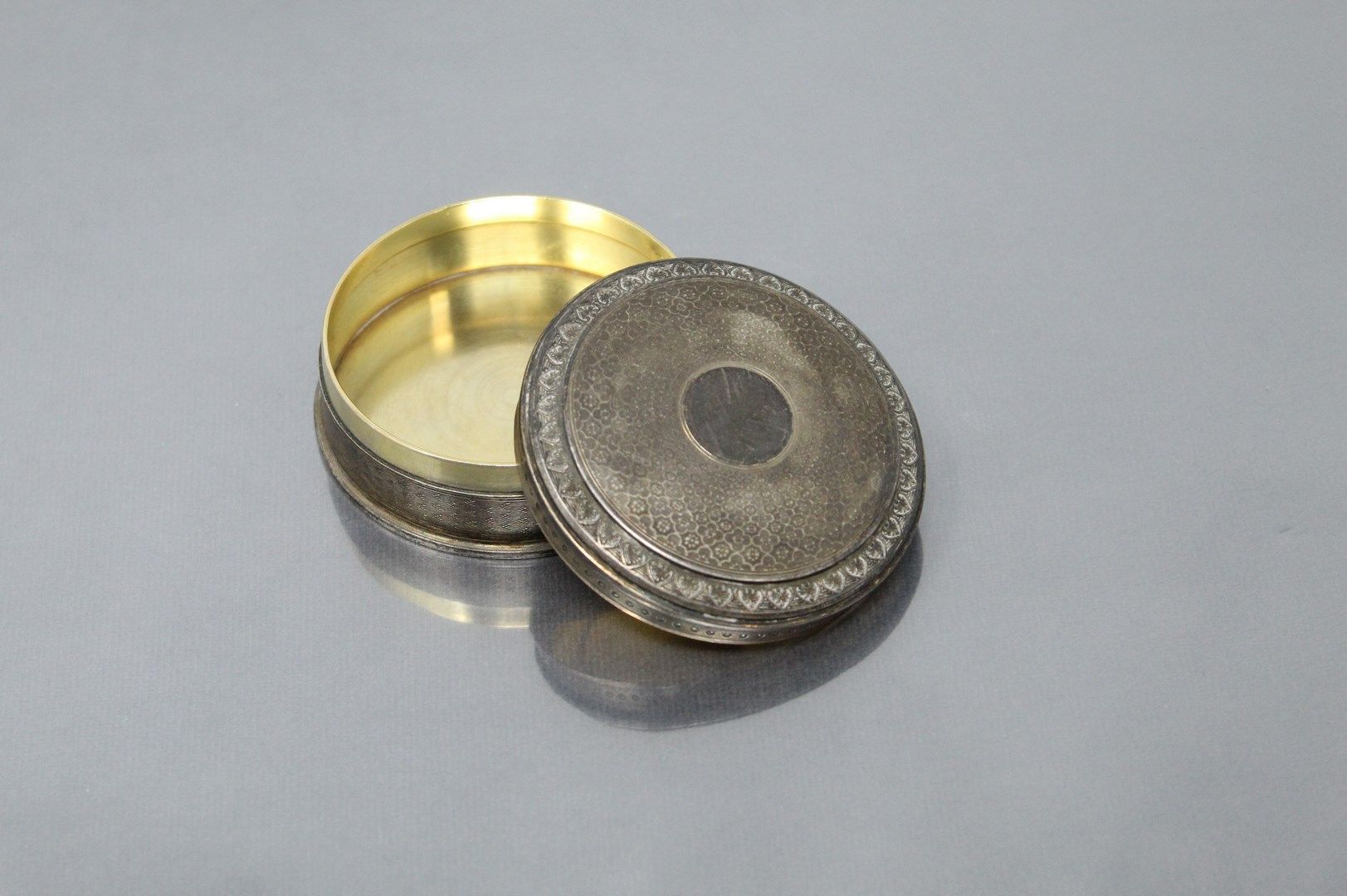 Null Runde Pillendose aus Silber-Vermeil mit guillochiertem Dekor. 

Durchmesser&hellip;
