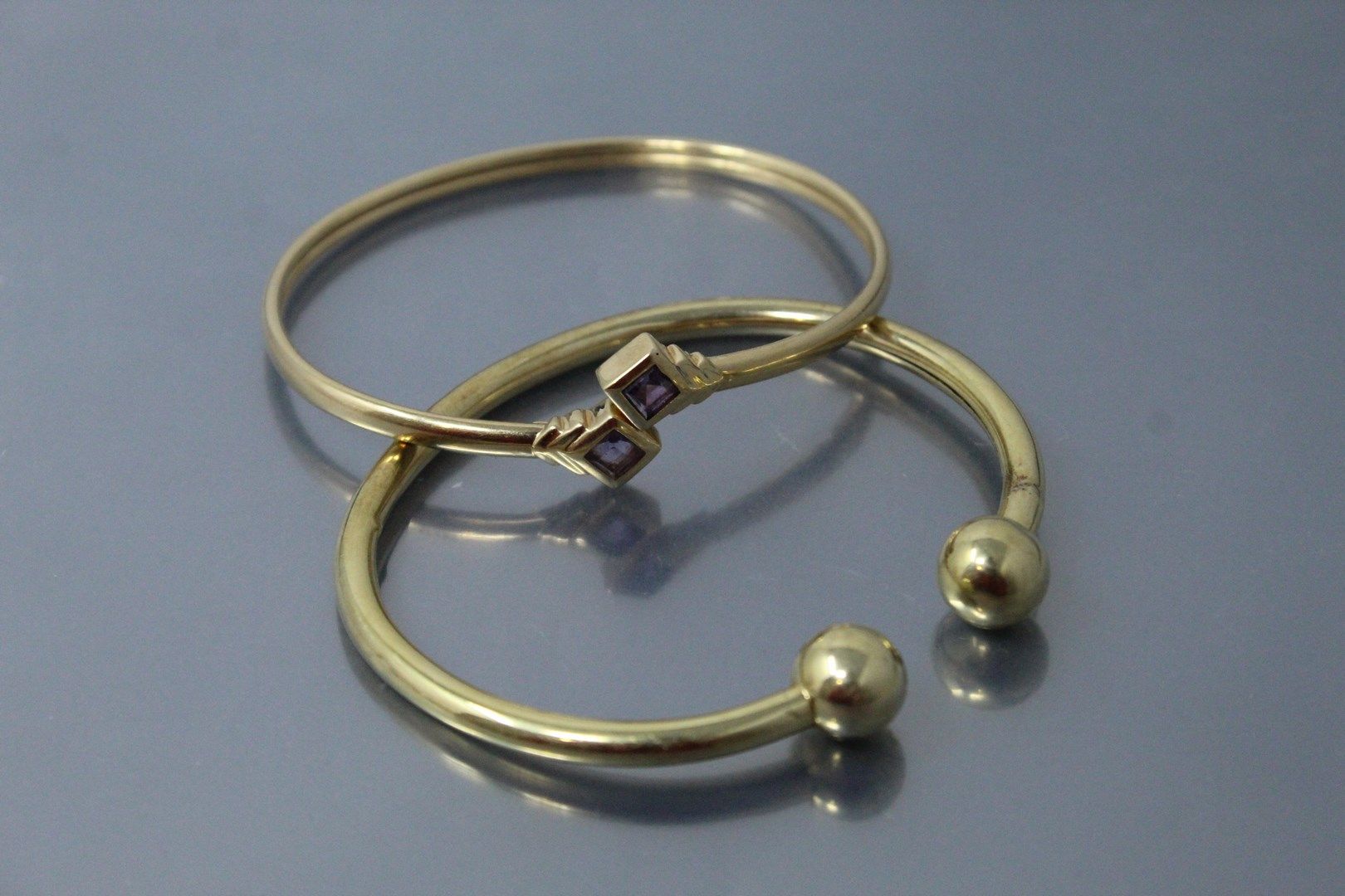 Null Lot de deux bracelets rigides en or jaune 9k (375), l'un orné de deux améth&hellip;