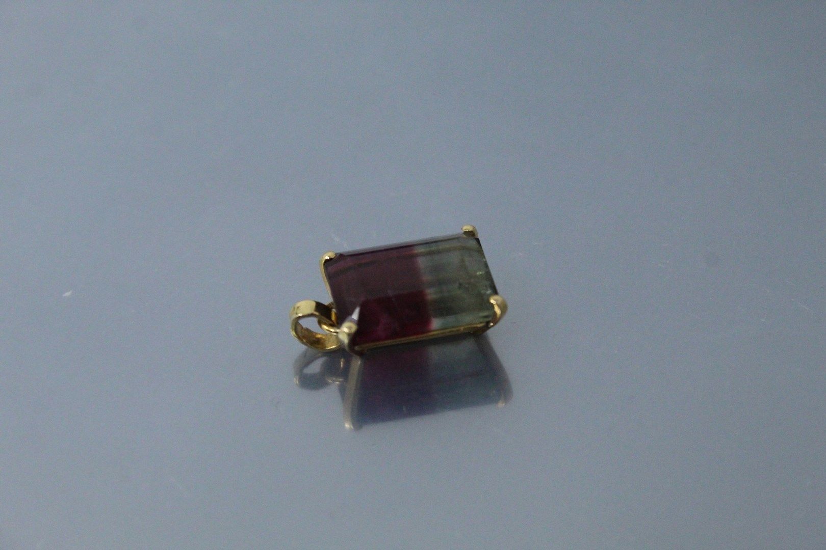 Null Pendentif en or jaune 18k (750) orné d'une tourmaline polychrome (Dite "Mel&hellip;