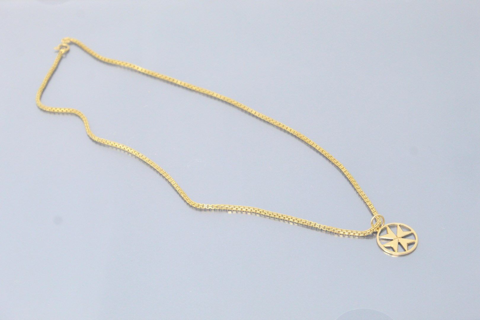 Null Chain and pendant in 18k (750) yellow gold. 

Gross weight: 13.26 g.