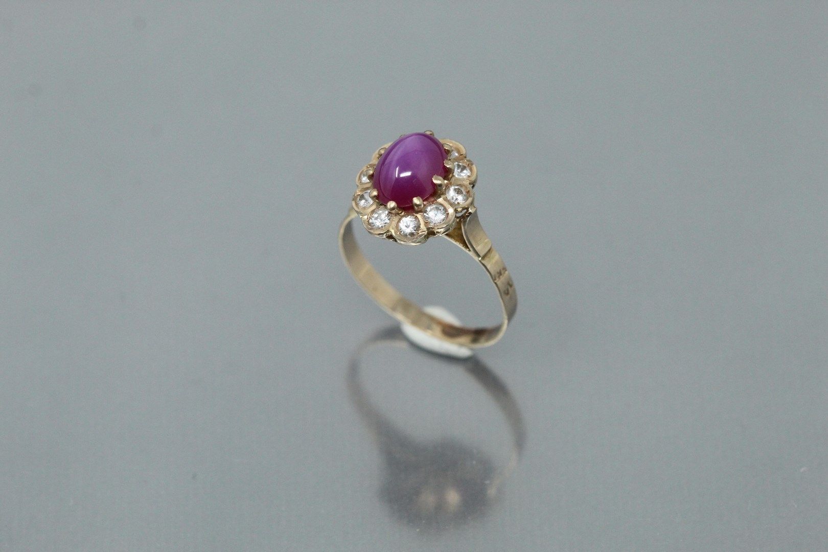 Null 14k (585)黄金雏菊戒指，白石镶嵌凸圆形星形红宝石。

手指大小：57 - 毛重：2.72g。