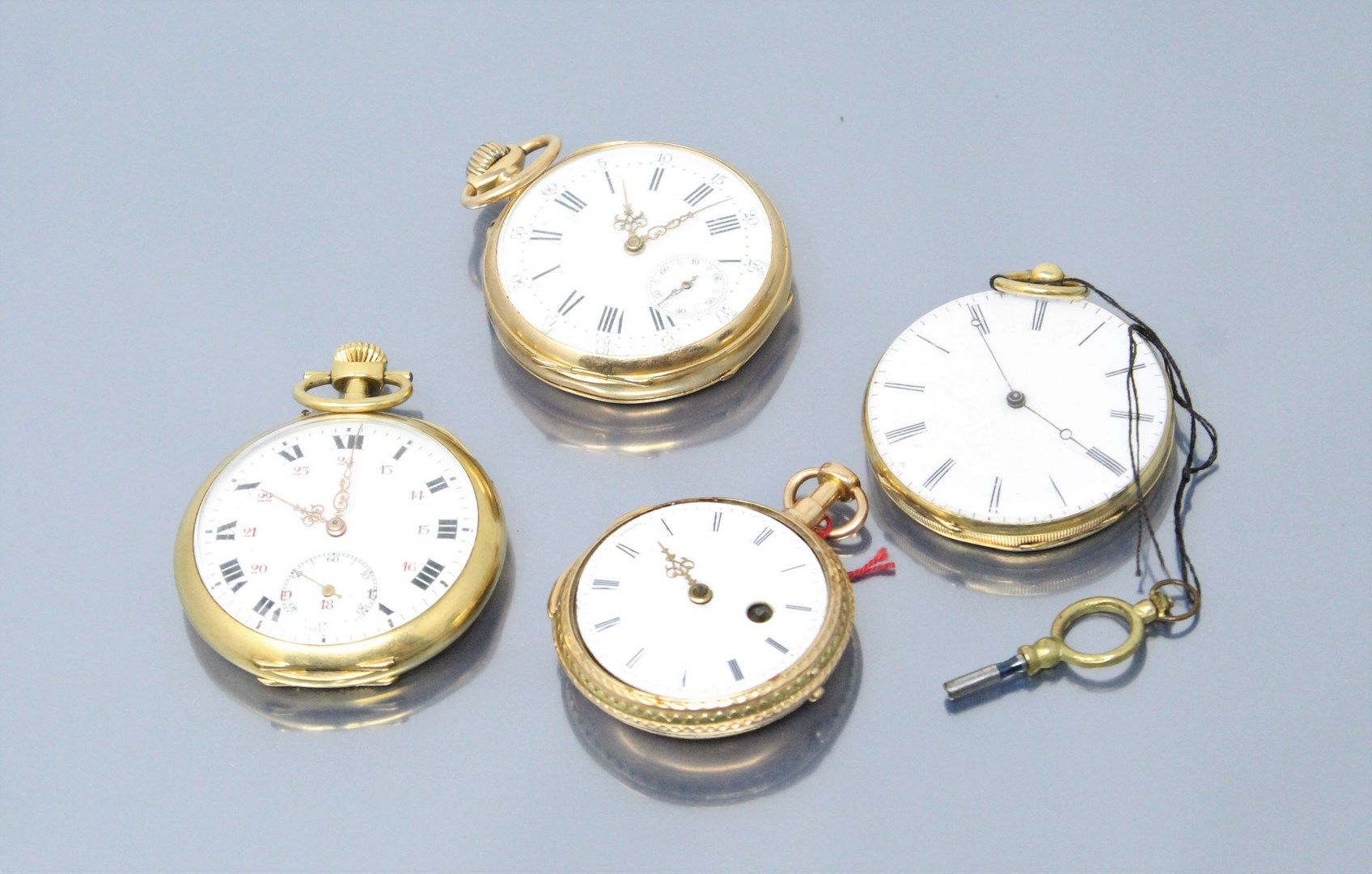 Null Lot of four 18k (750) yellow gold pocket watches. A metal winding key is in&hellip;