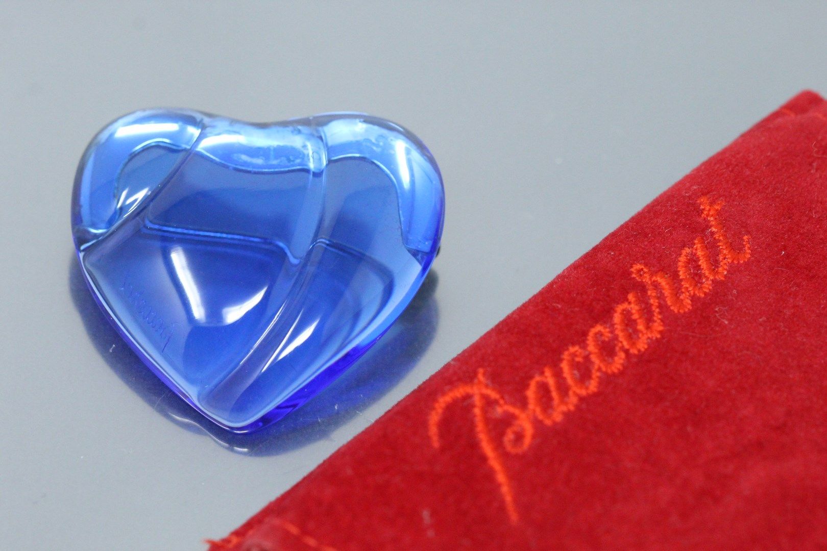 Null BACCARAT 

Broche coeur en cristal bleu. 

Dans sa pochette rouge en velour&hellip;