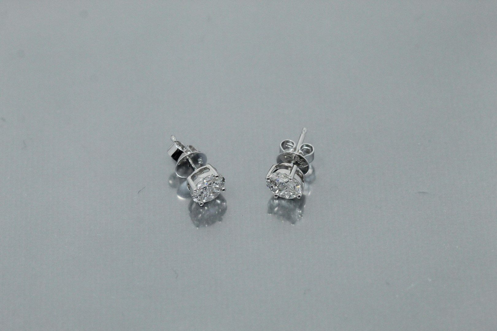 Null 一对18K(750)白金耳钉，镶有圆形和脐带形钻石

毛重：1.88克