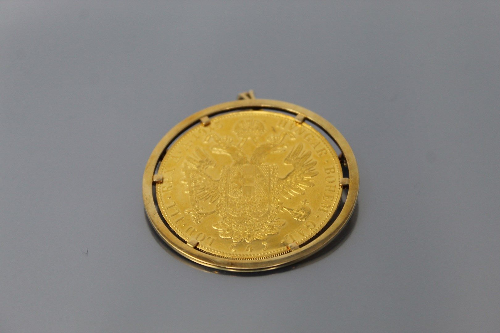 Null 
Broche-pendentif en or jaune 14k (585) ornée d'une pièce en or de 1 ducat &hellip;