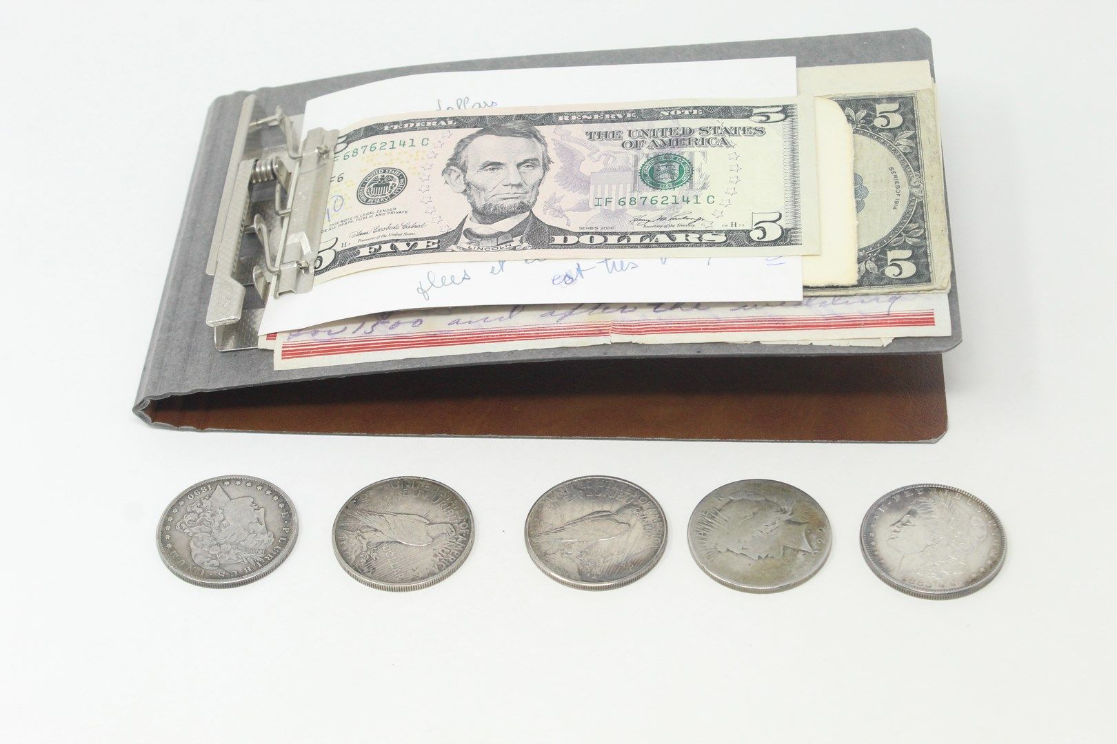 Null 
美元地段。 




两张五元纸币。 




11张两元纸币 




五枚一美元硬币（1922年）（1890年）（1922年）（1935年）（1&hellip;