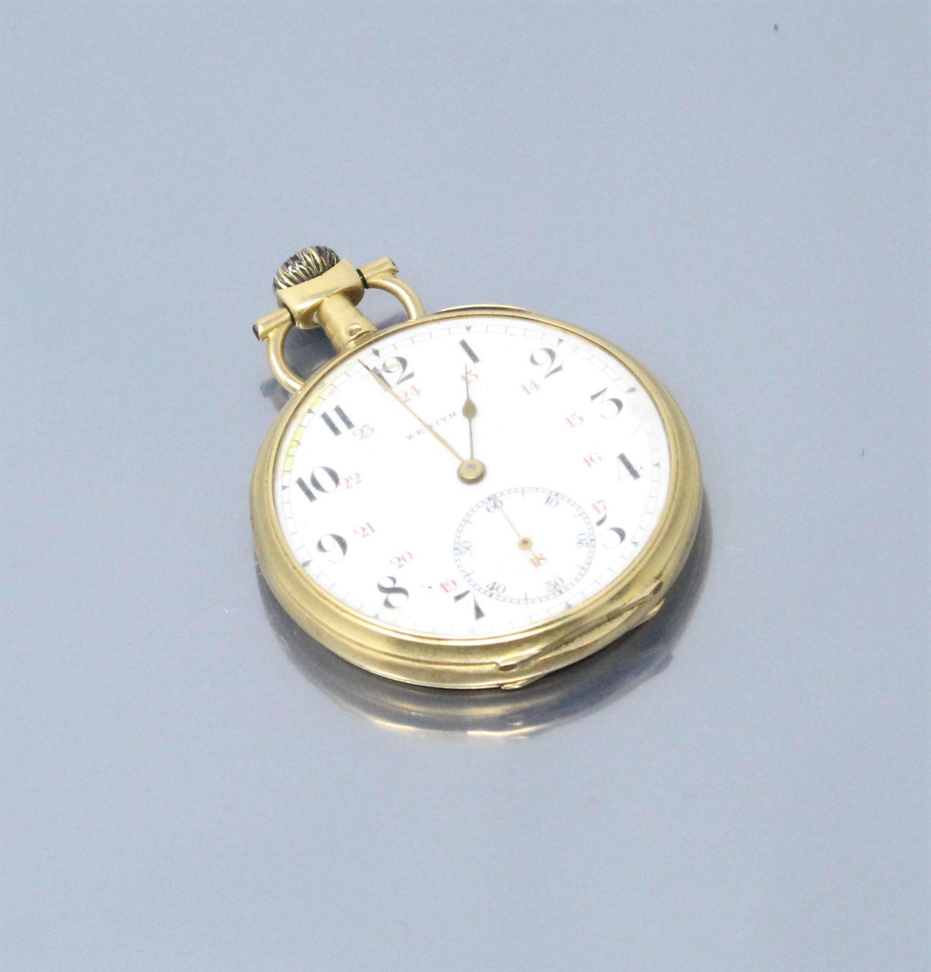 Null 泽尼特

18K(750)黄金怀表，白色珐琅背景表盘，阿拉伯数字小时和分钟。铁路和秒针位于6点钟方向。碗上有图案，双碗上有 "Grand prix P&hellip;