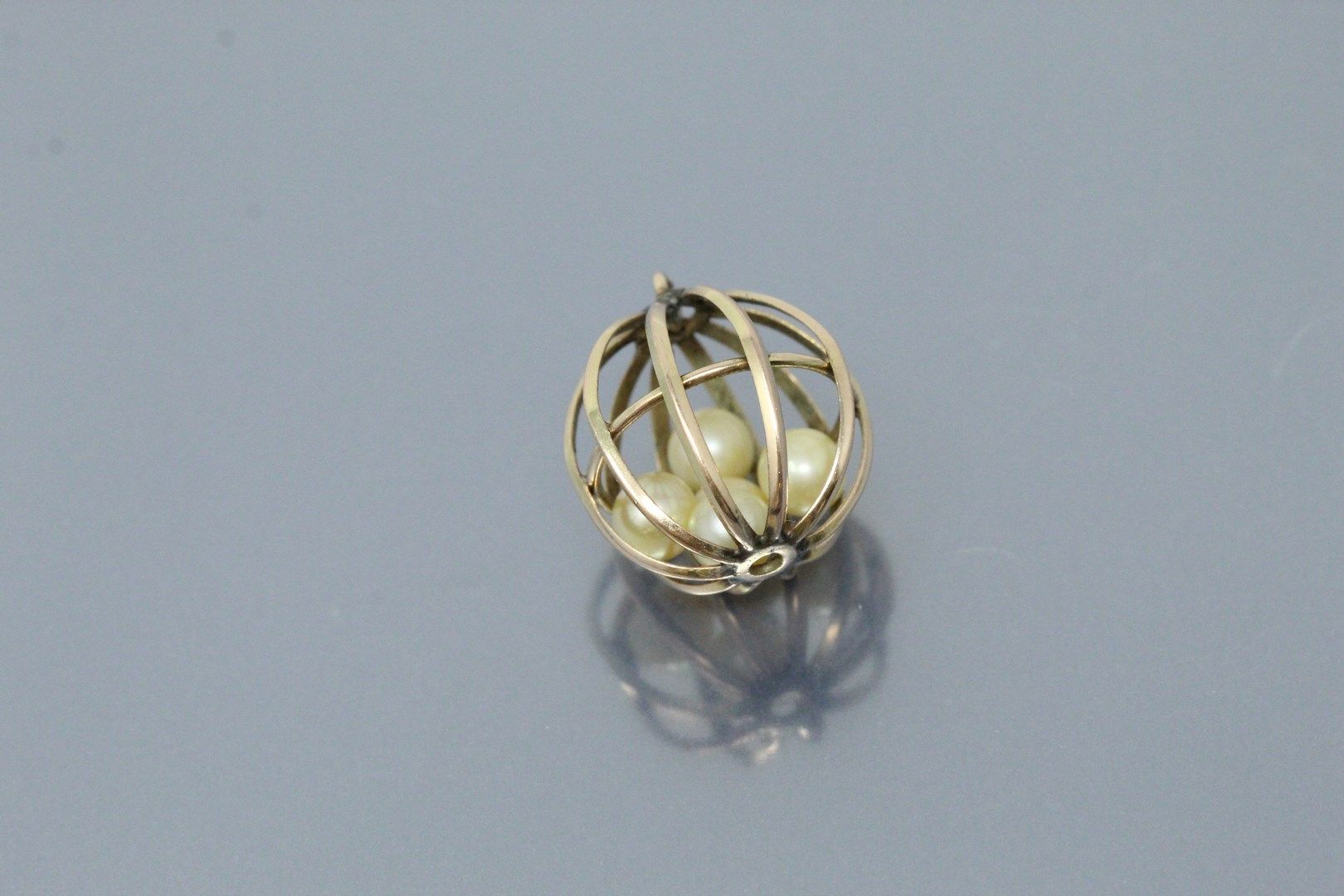 Null Pendentif cage en or jaune 14k (585), cinq perles à l'intérieur.

Poids bru&hellip;