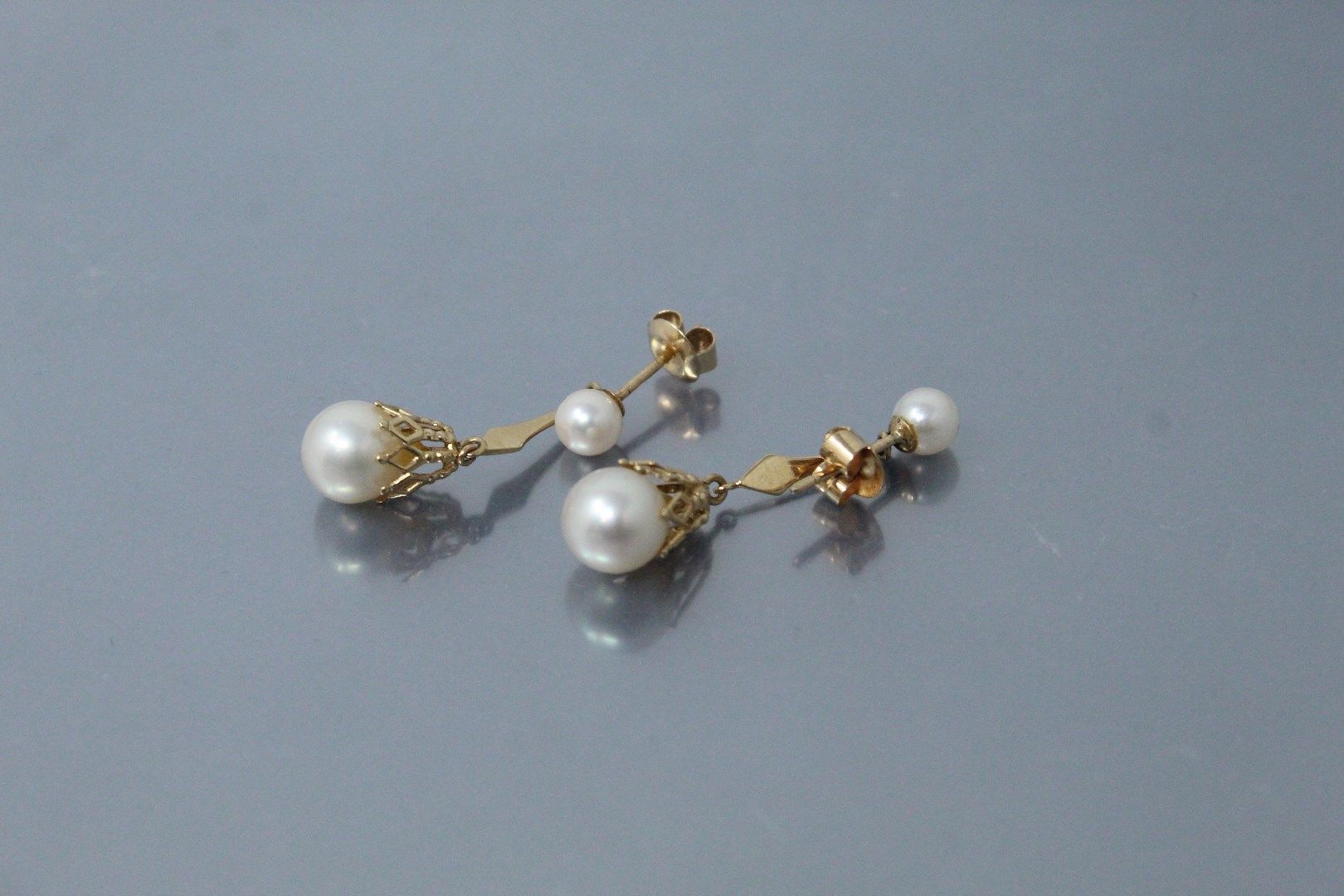 Null 一对14K(585)黄金耳环，每个耳环都有两颗养殖珍珠。

毛重：3.42克。