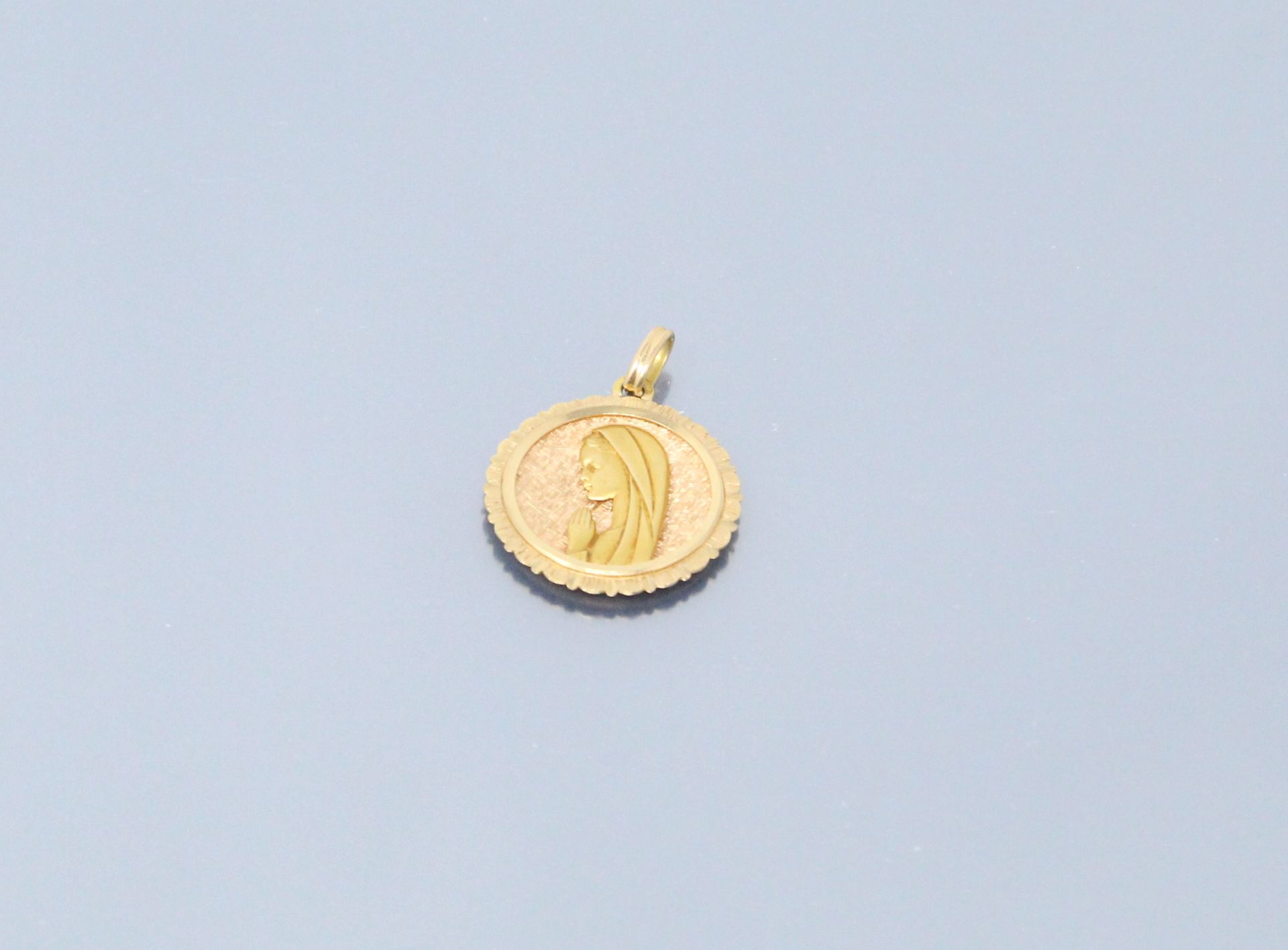 Null 18K（750）黄金奖章，背面刻有 "Sandra"，日期为 "17 September 85"。

重量：4.12克。