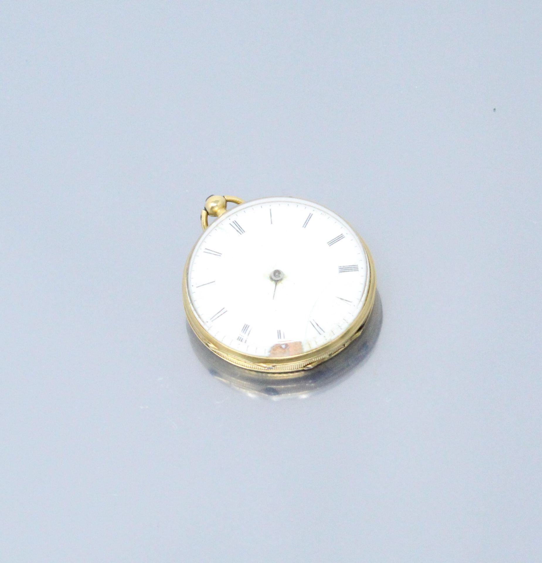 Null 18K（750）黄金怀表。白色背景的表盘，罗马数字表示小时和分钟。盒子上有扭索纹，并装饰有一束小的珐琅彩玫瑰花。

以马头为标志。

毛重：29.60&hellip;