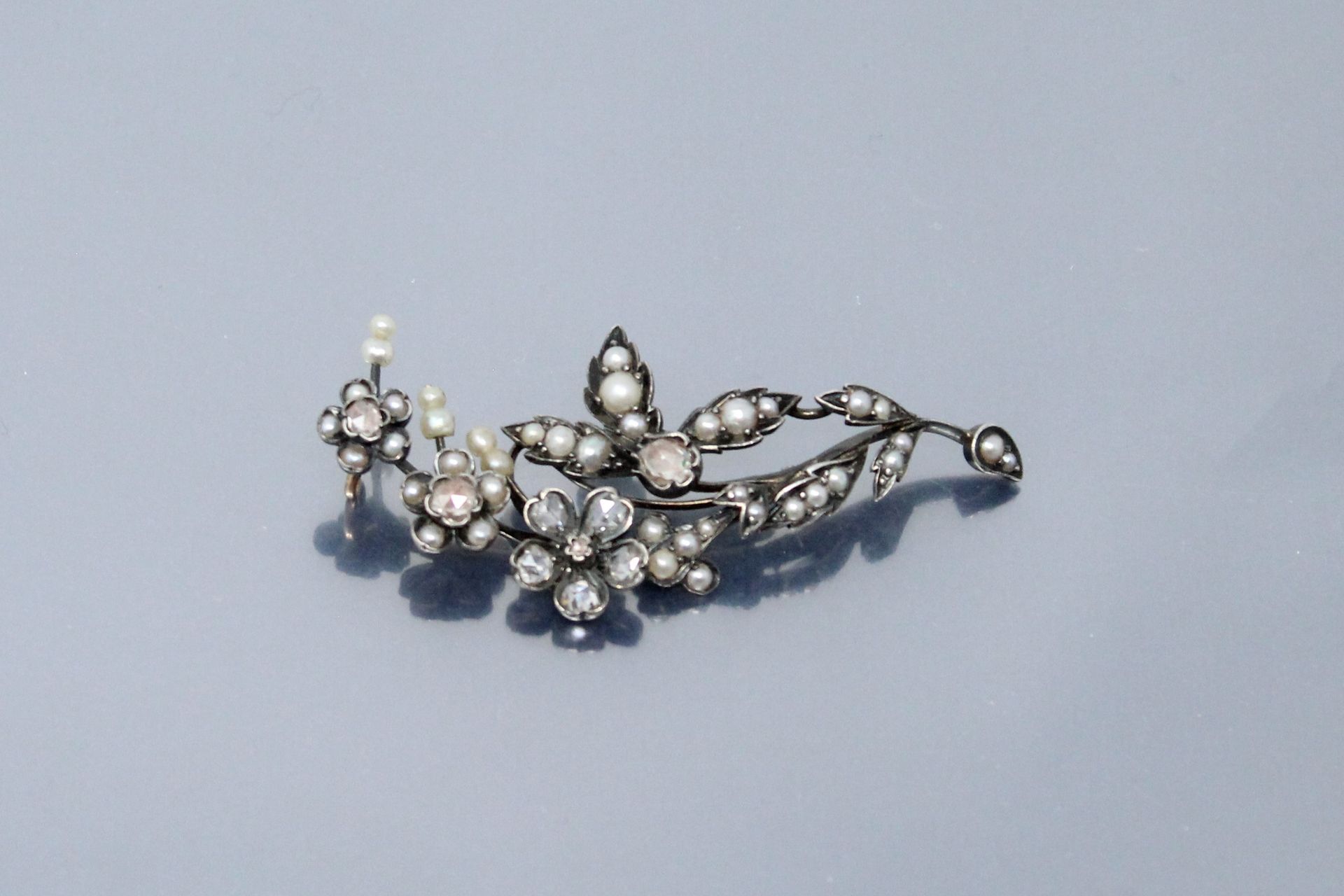 Null Silver brooch styling a branch adorned with pink diamonds and pearls. 

Gro&hellip;