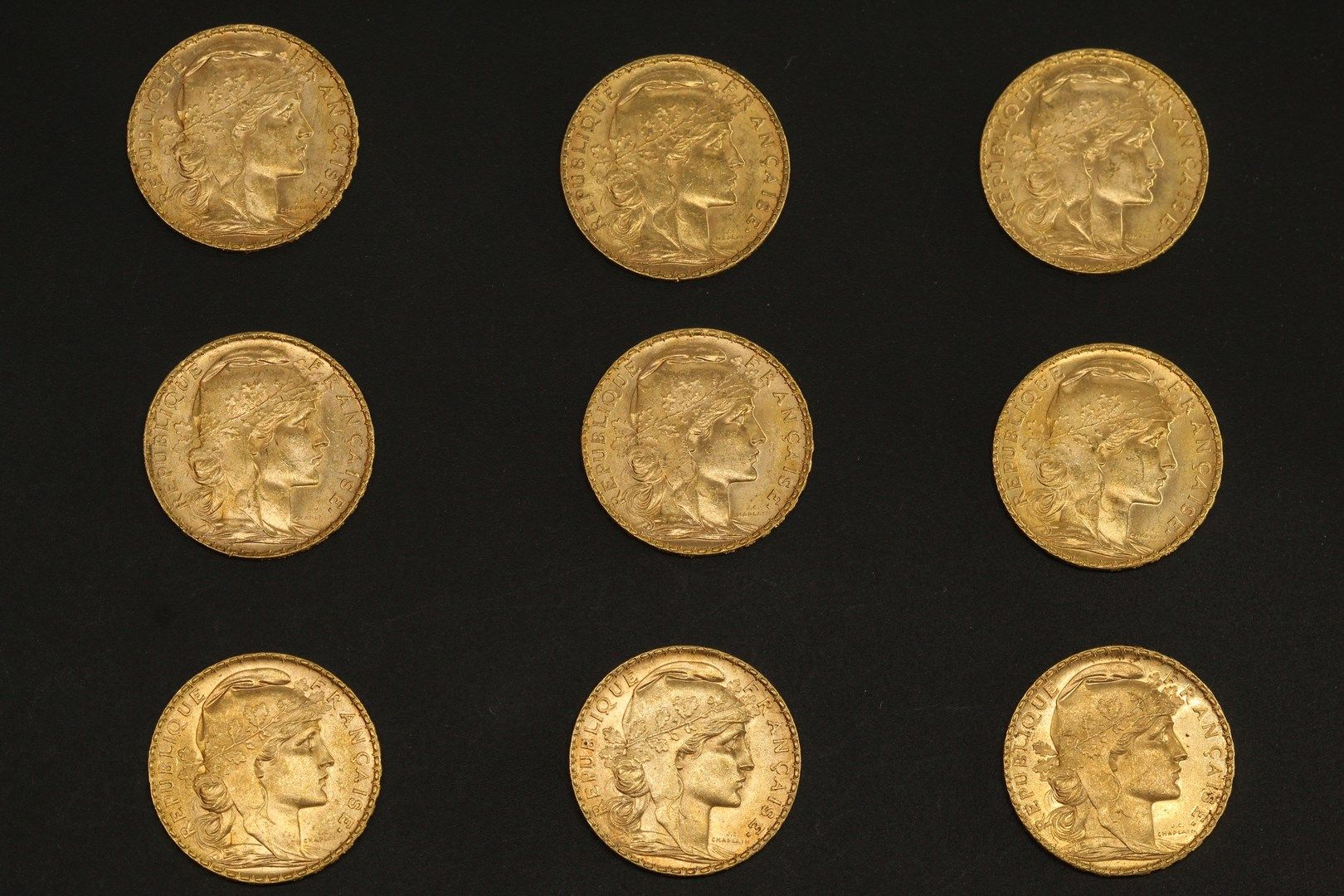 Null Nove monete d'oro da 20 franchi Coq 1907.

1907 (x9).



Peso: 58 g - da VG&hellip;