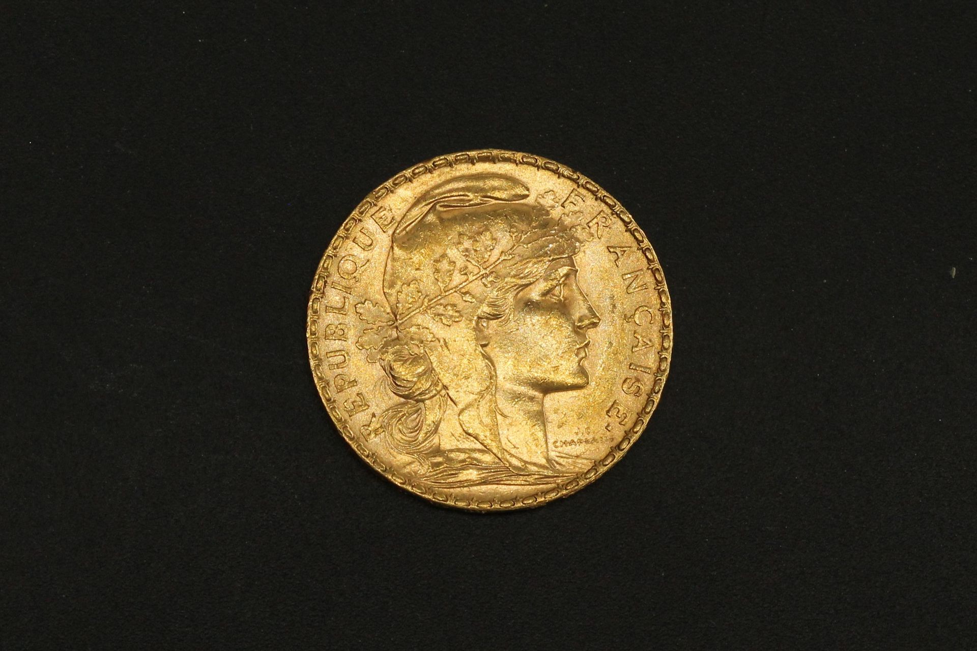 Null Pièce en or de 20 francs Coq 1908.

1908 (x1).



Poids : 6.45 g - TB à TTB&hellip;
