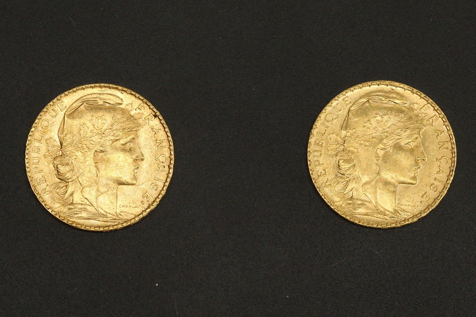 Null Deux pièces en or de 20 francs Coq " Dieu protège la France " 1901.

1901 (&hellip;