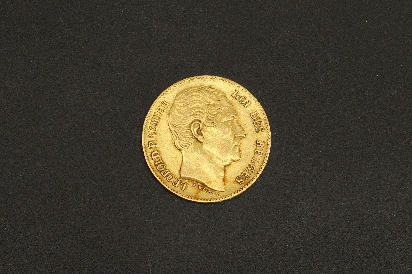 Null Moneta d'oro belga da 20 franchi Leopoldo I a capo scoperto.

1865 (x1).


&hellip;