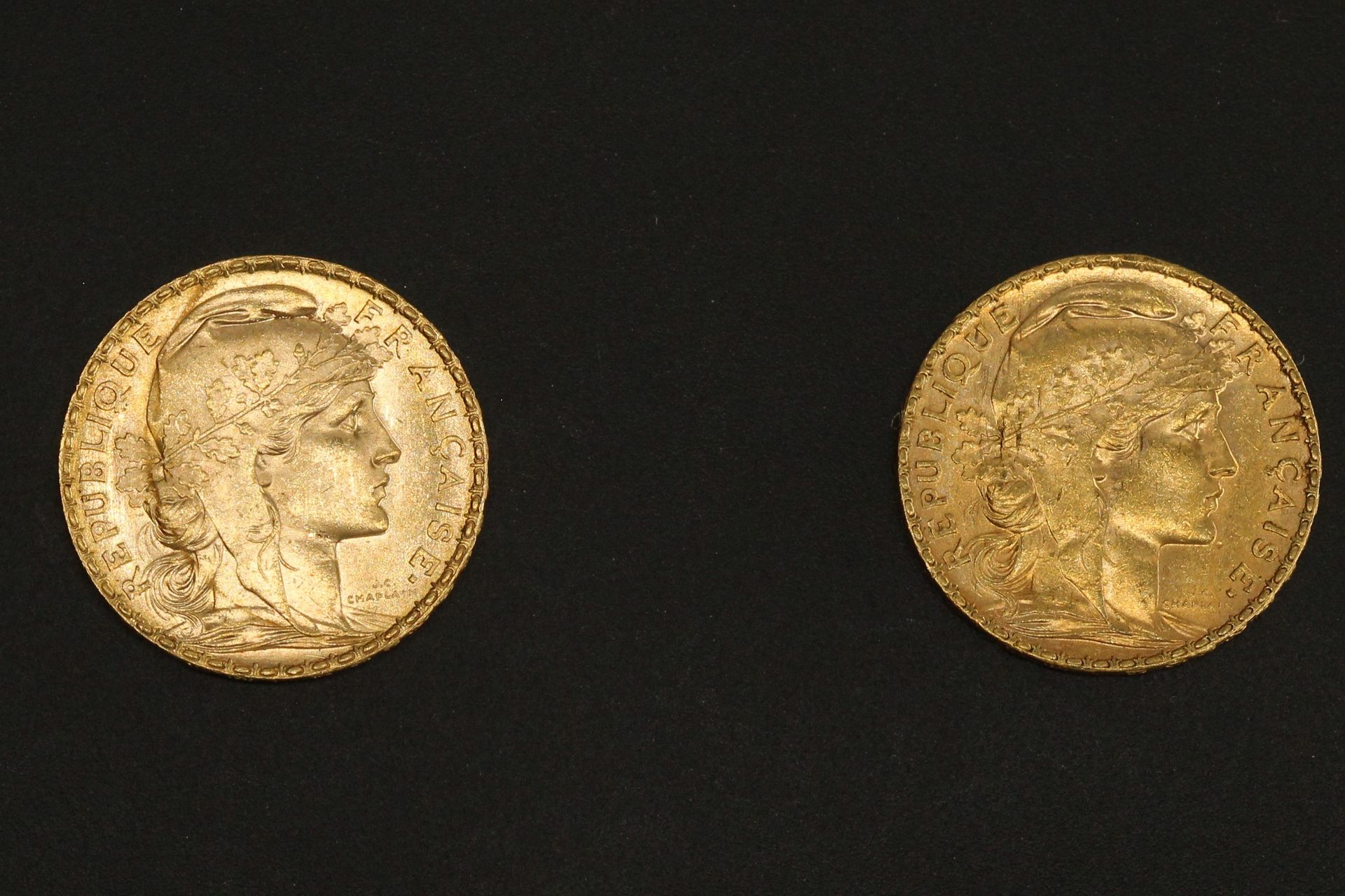 Null Deux pièces en or de 20 francs Coq 1911.

1911 (x2).



Poids : 12.90 g - T&hellip;
