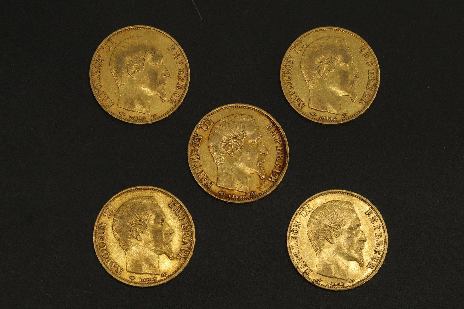 Null Cinco monedas de oro de 20 francos de Napoleón III con la cabeza descubiert&hellip;