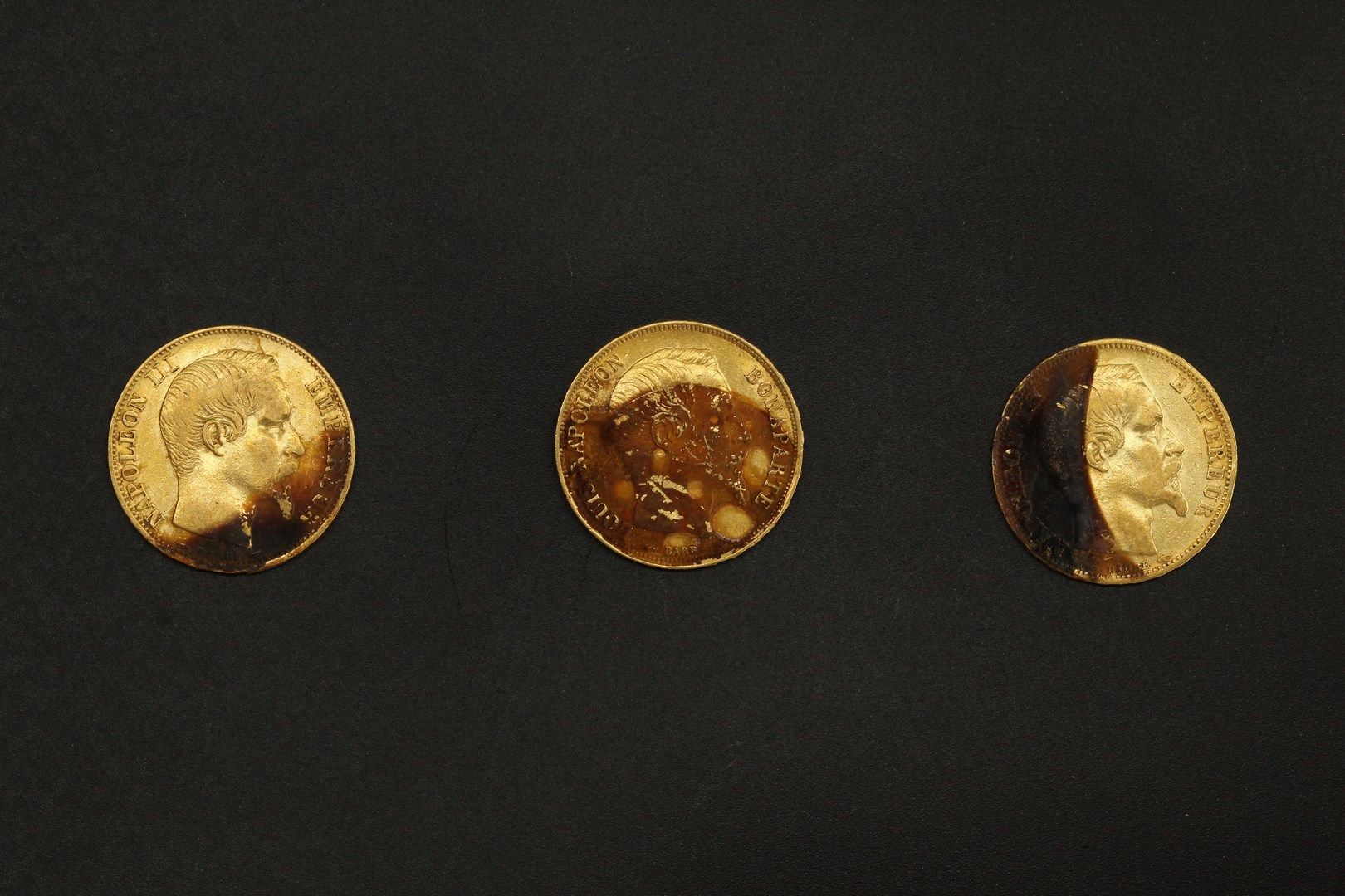 Null Tres monedas de oro de 20 francos de Napoleón III con la cabeza descubierta&hellip;