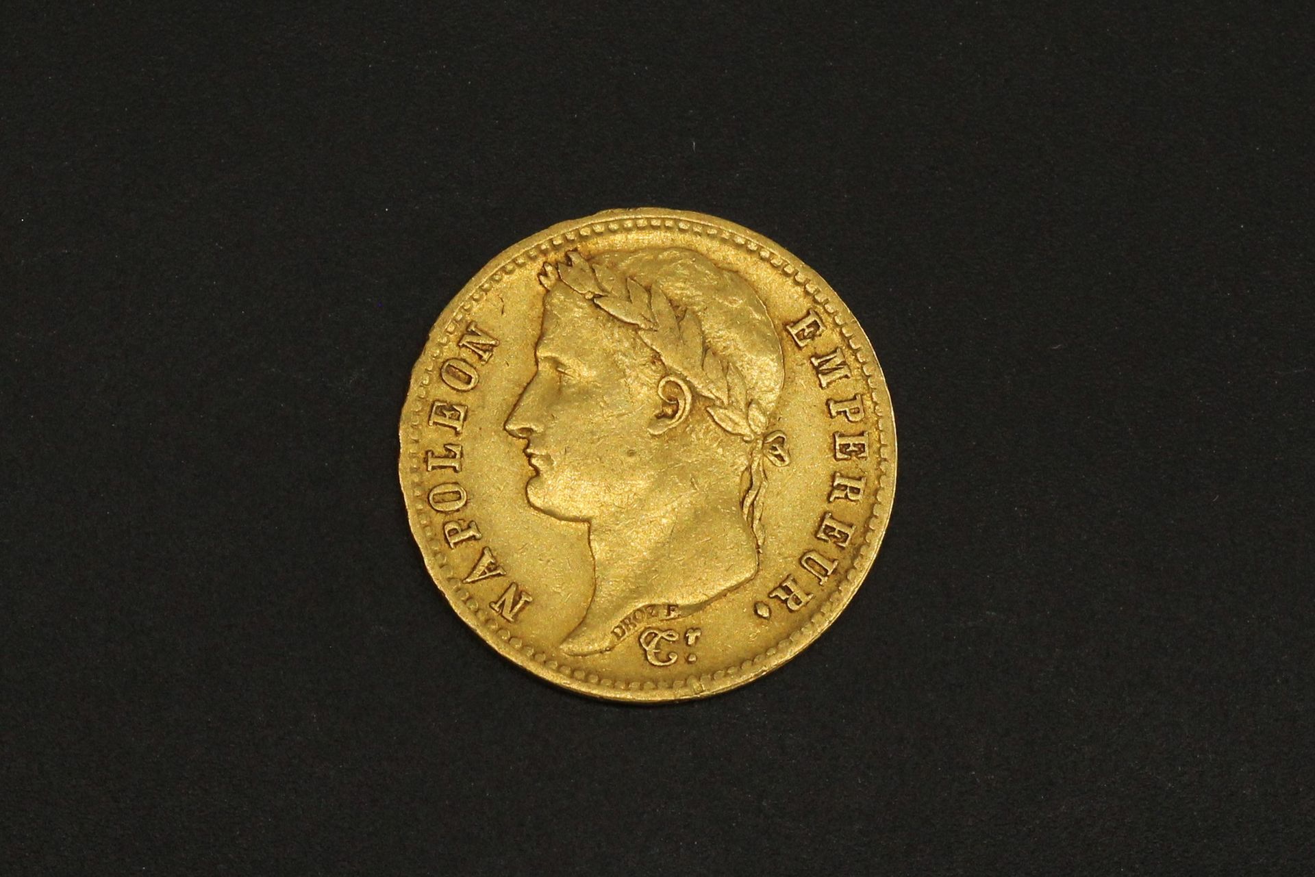 Null 20法郎的金币，拿破仑头像为桂冠，法兰西帝国。

正面：拿破仑一世笑着的头像，颈部边缘有DROZ F的签名；下面是Tr.草书。铭文：NAPOLEON &hellip;