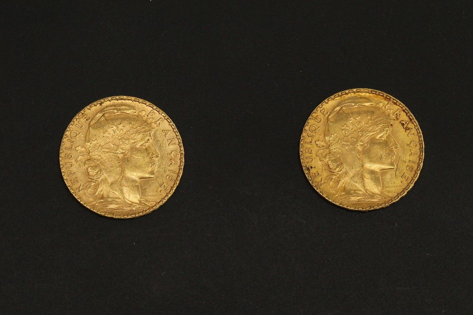 Null Deux pièces en or de 20 francs Coq 1909.

1909 (x2).



Poids : 12.90 g - T&hellip;