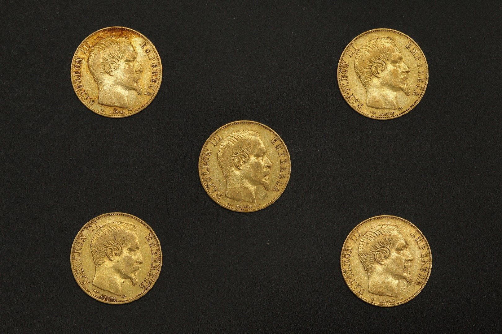Null Cinco monedas de oro de 20 francos de Napoleón III con la cabeza descubiert&hellip;